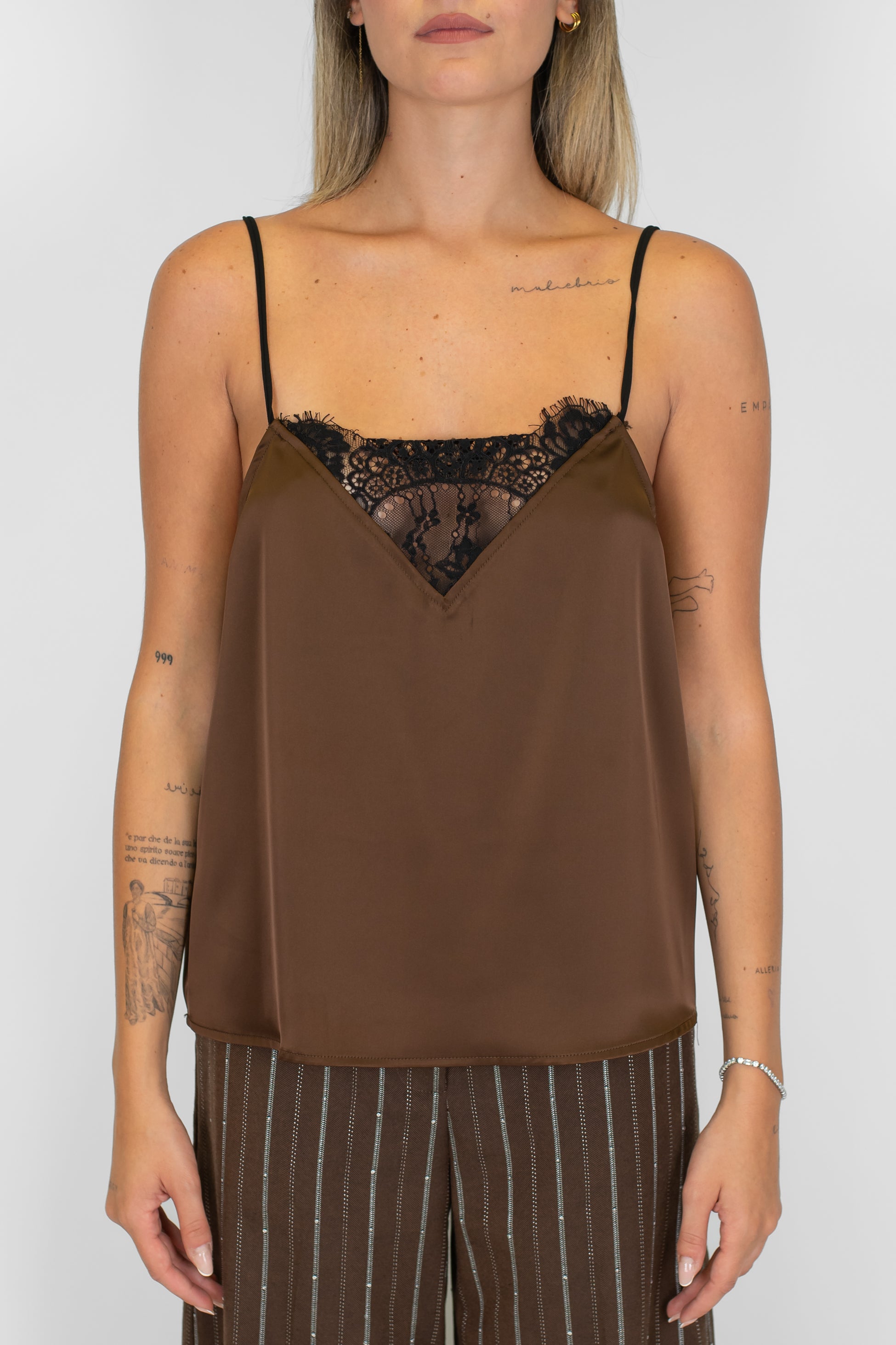 Tensione in -Top in satin con bretelline e scollo in pizzo