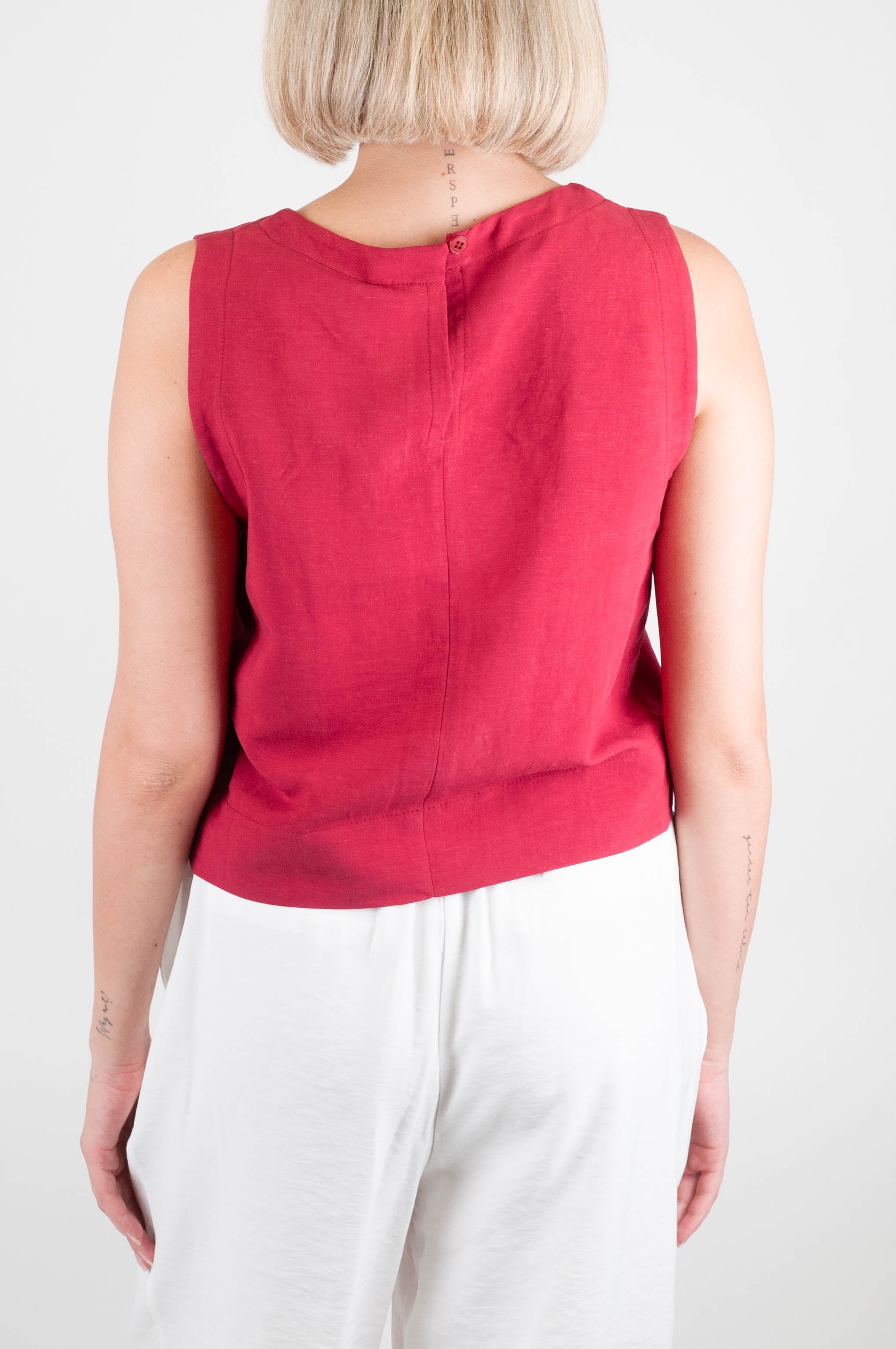 Tensione in - Top in misto lino con chiusura bottoncino sul retro