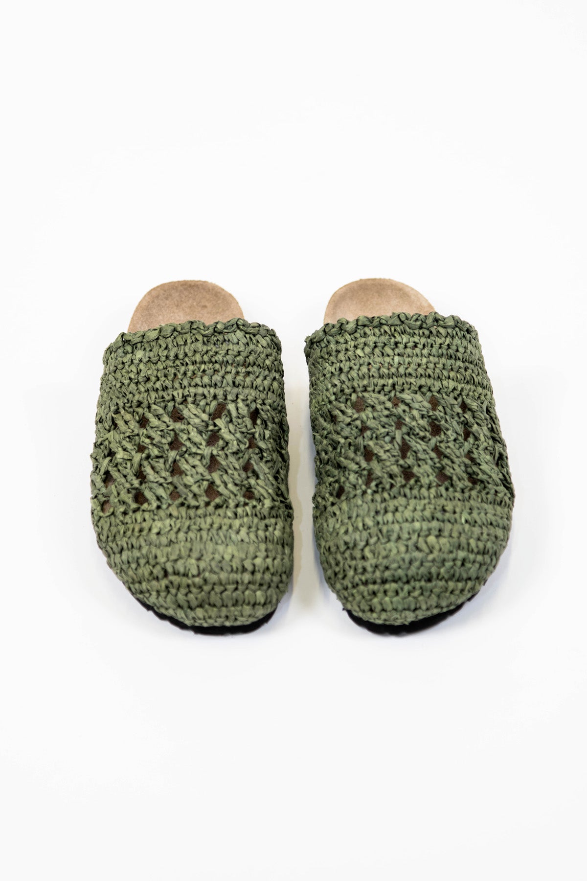 Sabot in rafia con tomaia in pelle camosciata e suola in gomma