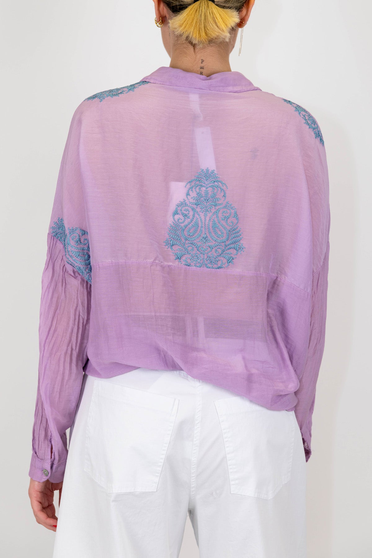 Tensione in - Camicia in misto seta con ricami a contrasto