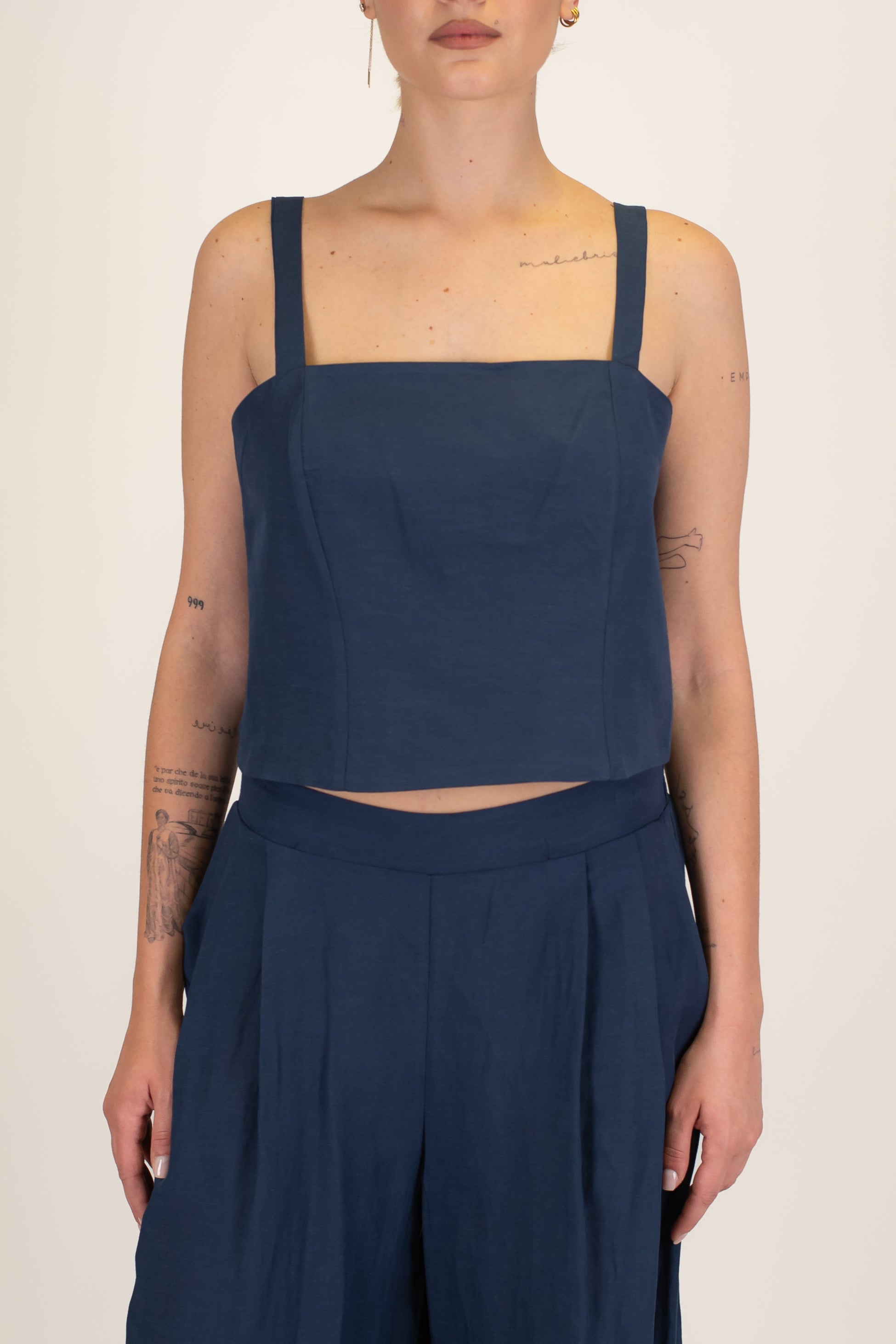 Tensione in - Coordinato in misto viscosa e lino con top bretelle e pantalone palazzo con pinces ed elastico sul retro