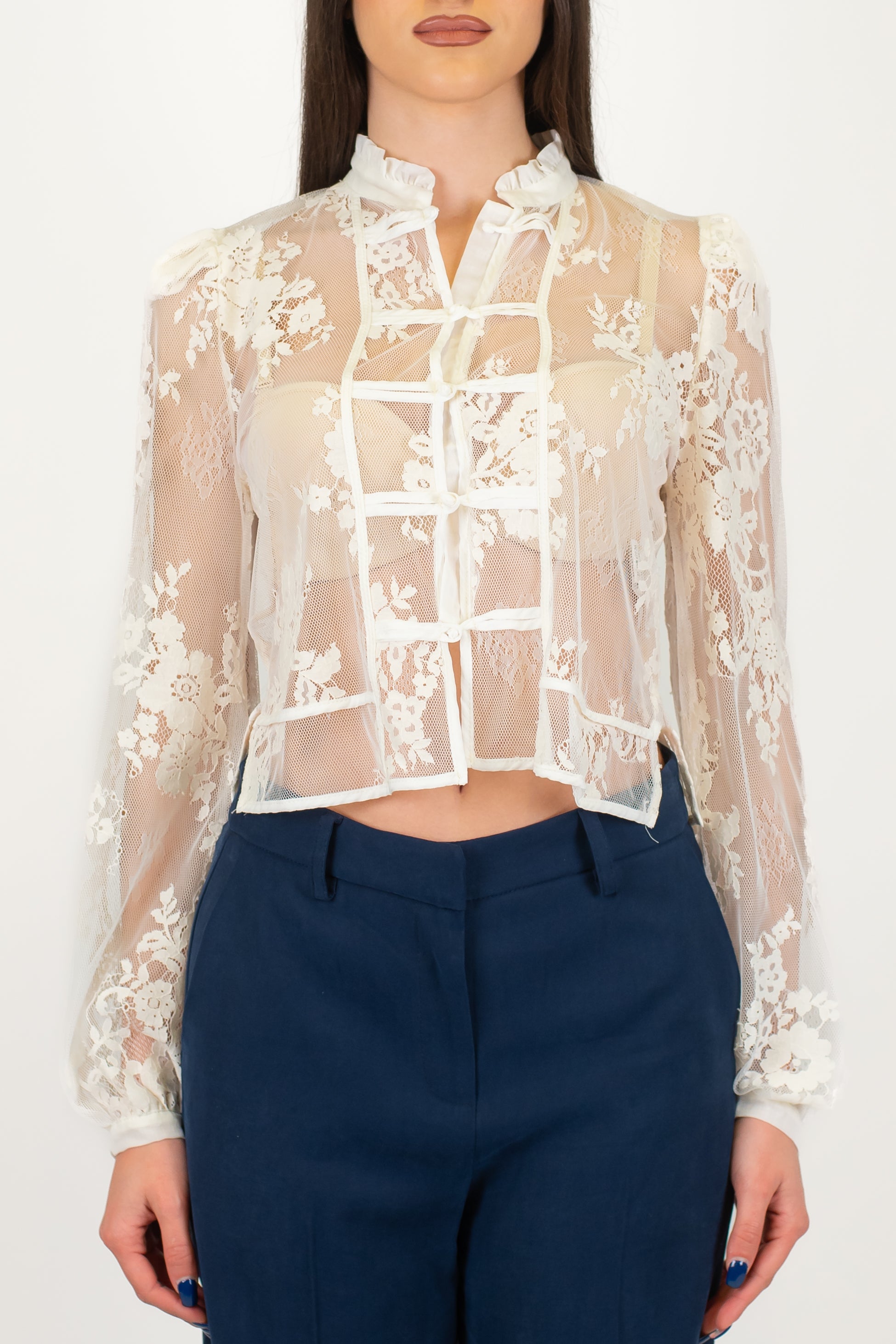 Tensione in - Camicia crop con ricami in pizzo e chiusura alamari