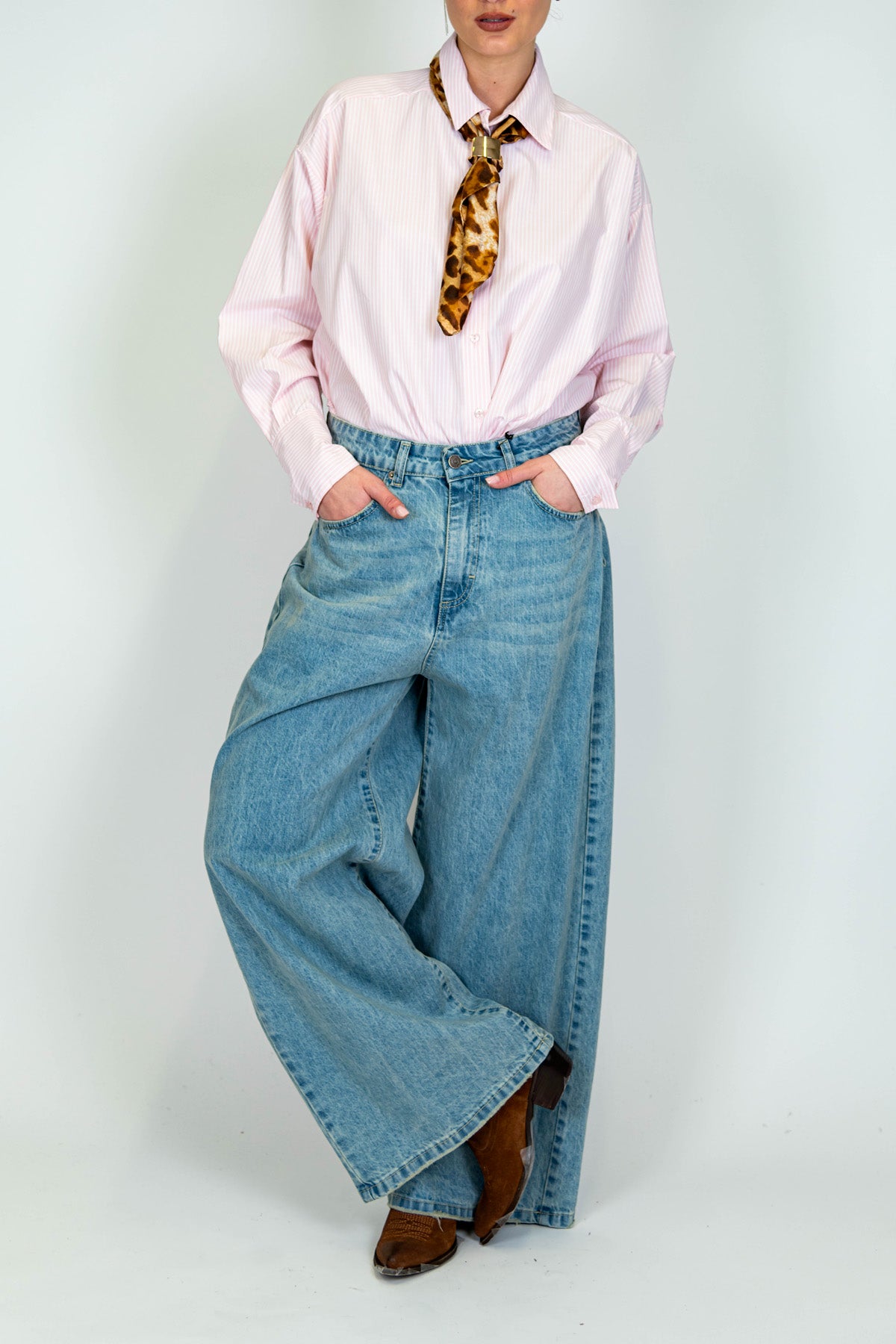 Tensione in - Jeans palazzo modello Giusi lavaggio intermedio con tasconi sul retro