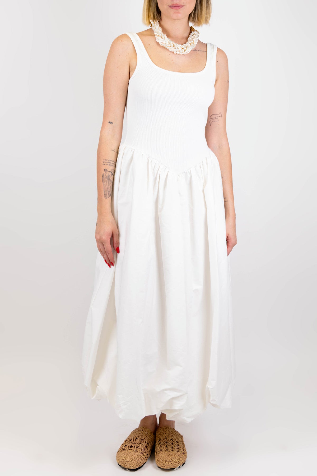 Tensione in - Abito lungo giromaniche con scollo sul retro e collana