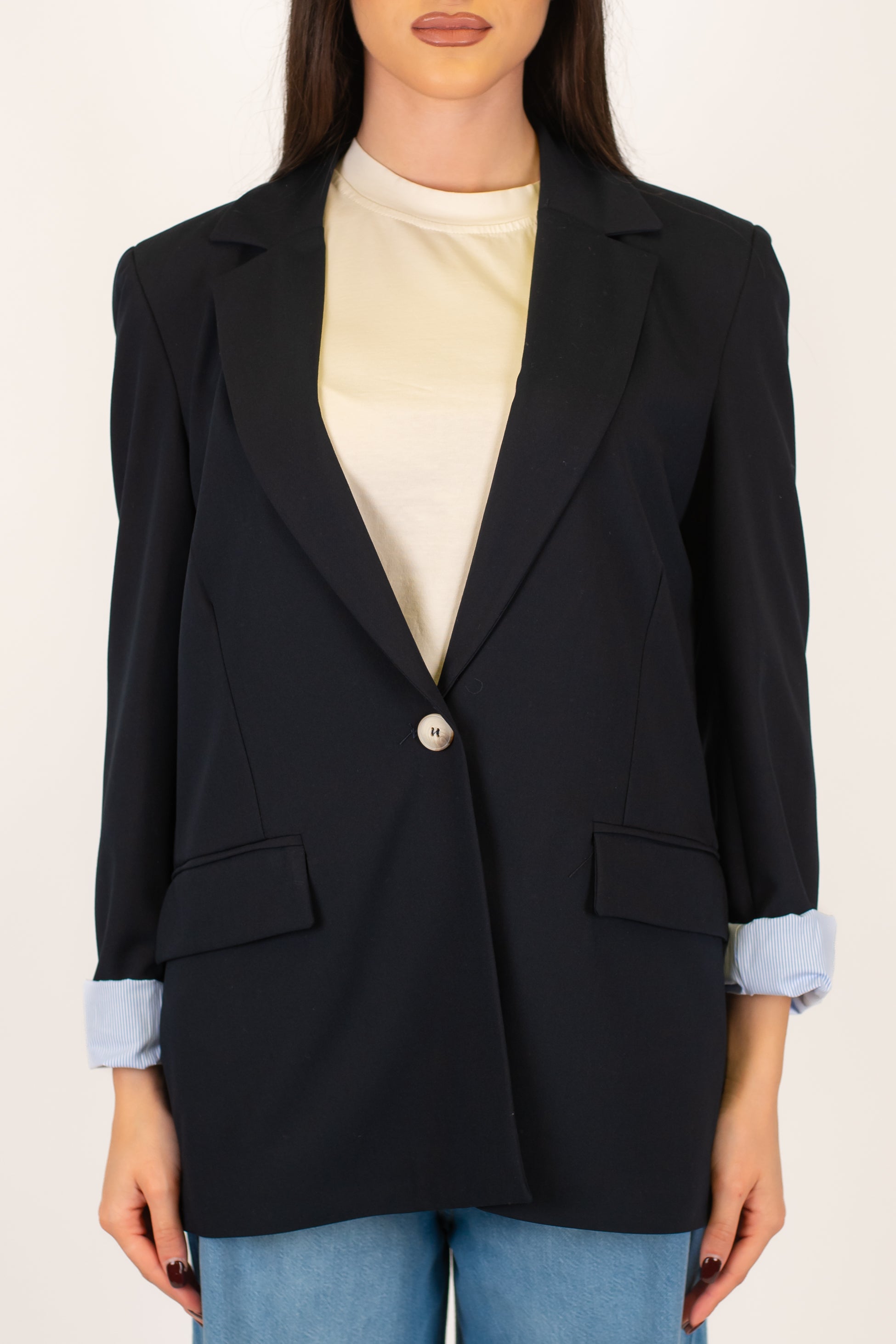 Tensione in - Blazer con risvolto manica a contrasto e chiusura ad un bottone