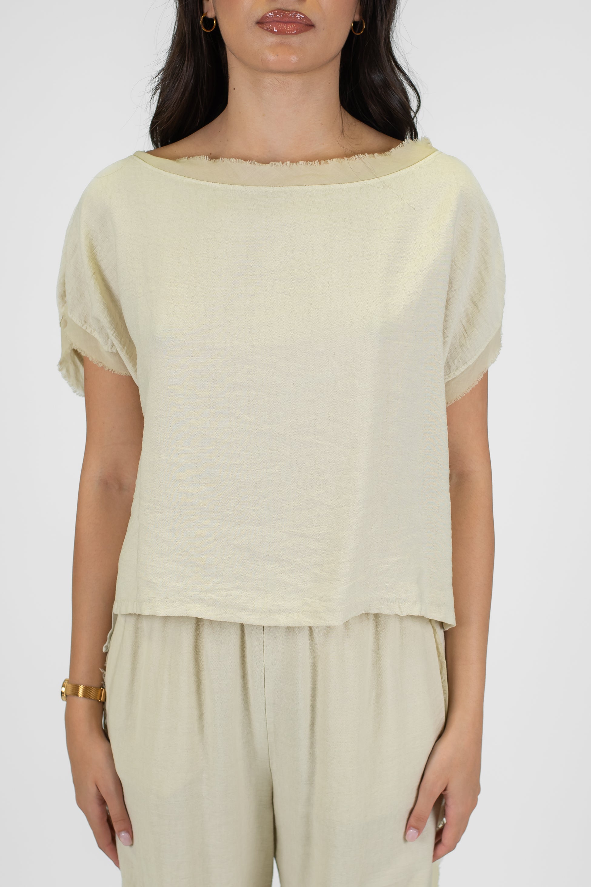 Tensione in - T-shirt in viscosa leggera con profili sfrangiati