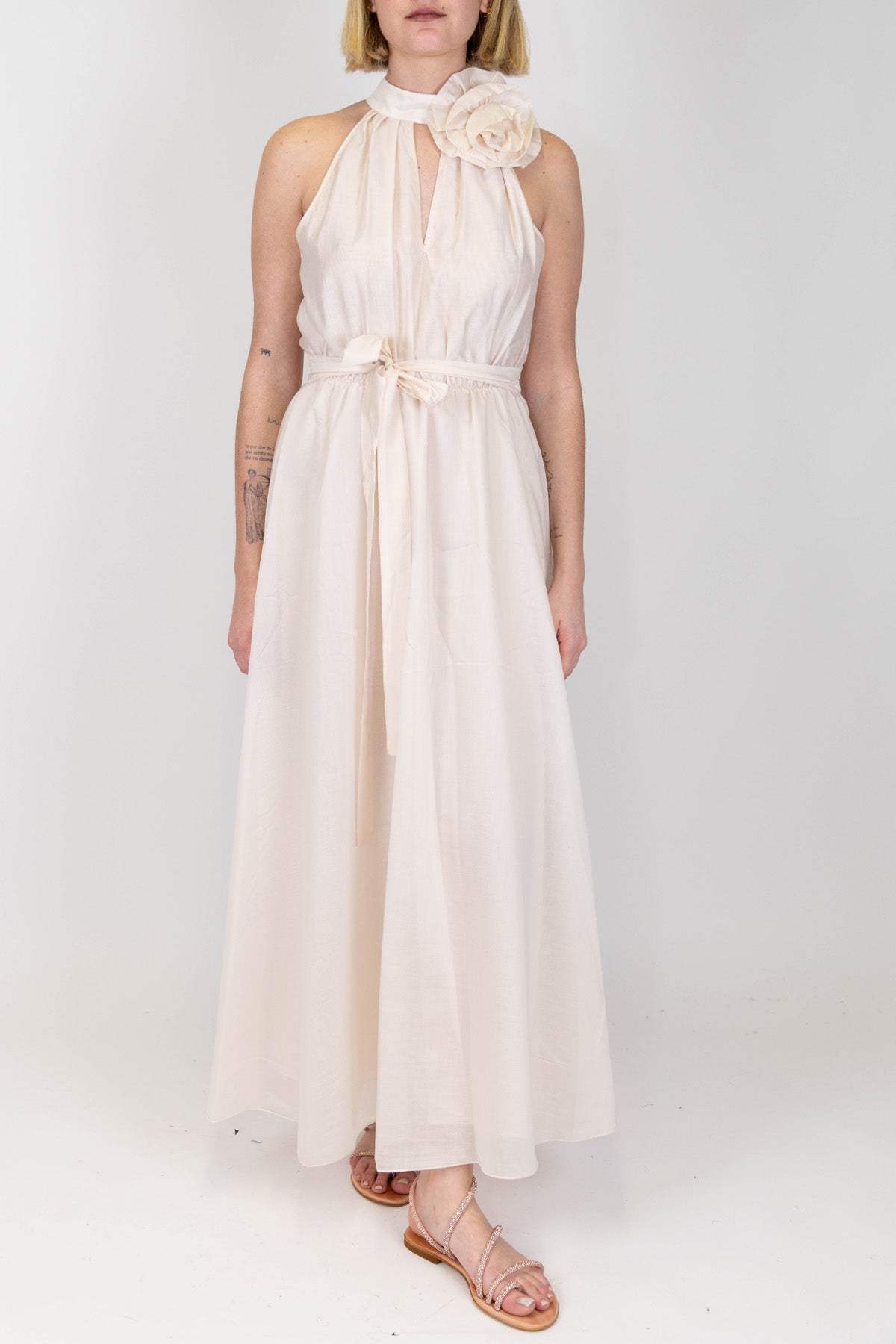 Tensione in - Abito lungo in lyocell con allaccio al collo con fiore e cintura in tessuto