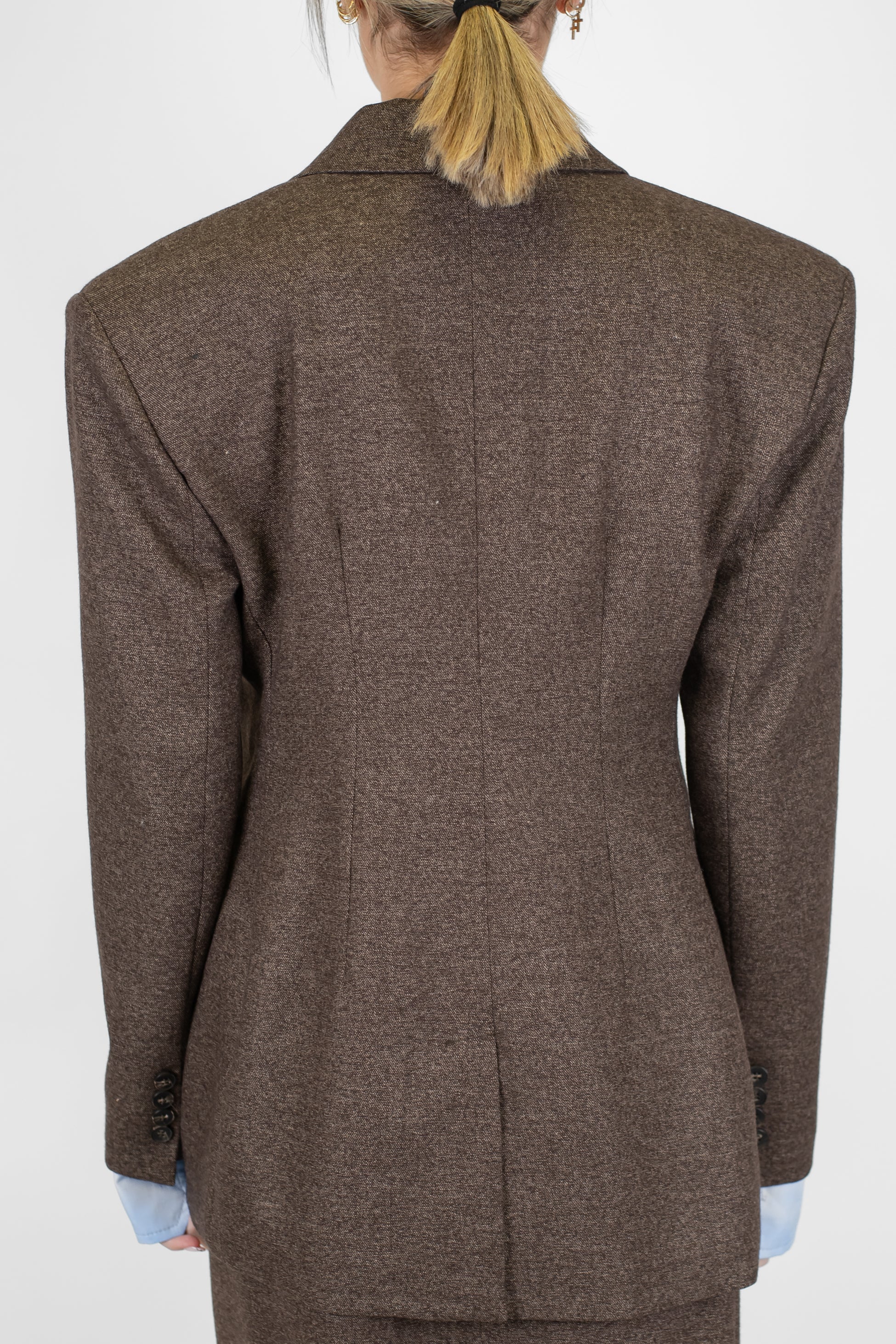 Tensione in - Giacca doppiopetto con pinces, spalline e polsini camicia