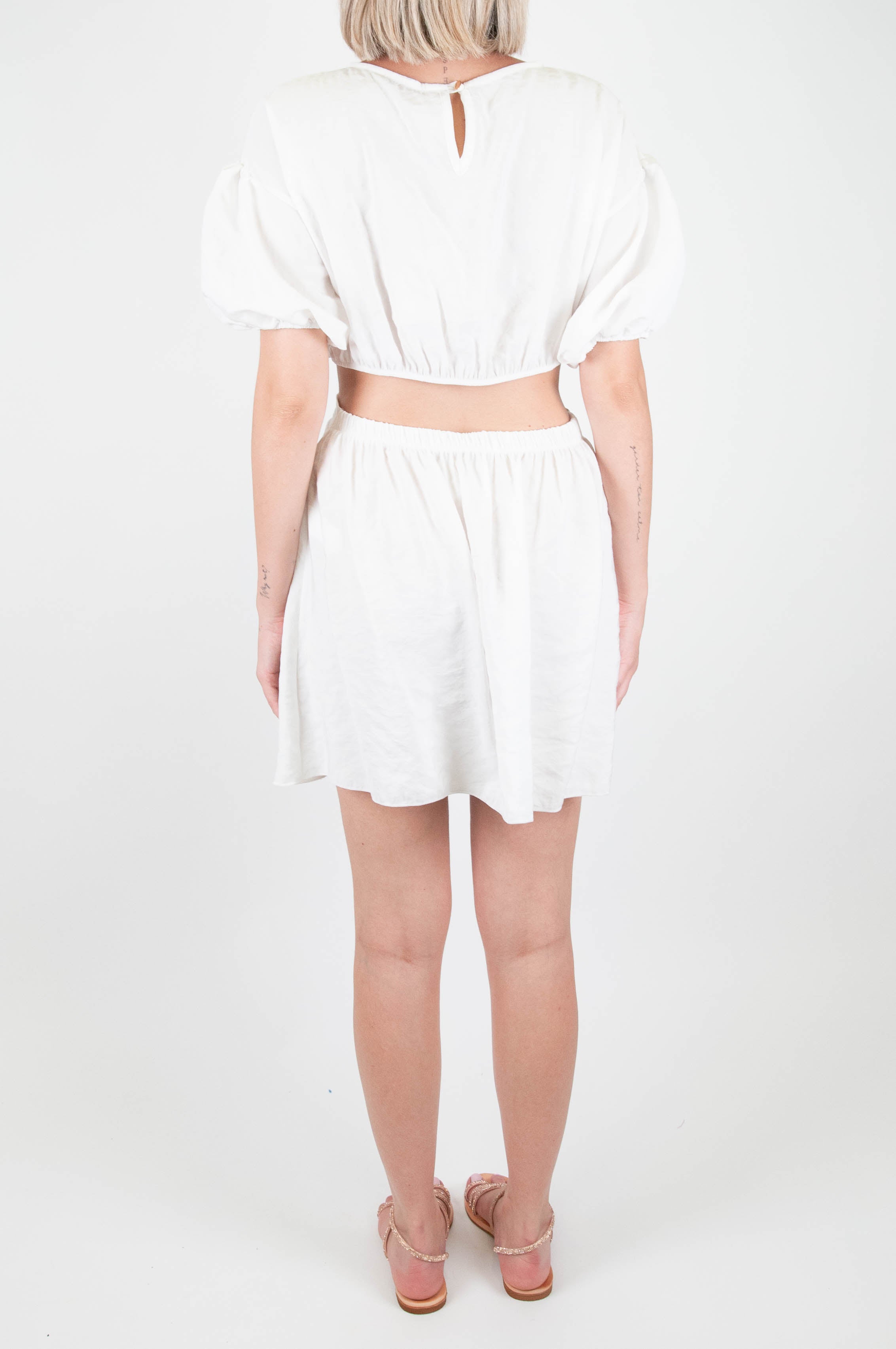 Tensione in - Abito corto cut-out in modal con mezza manica a palloncino