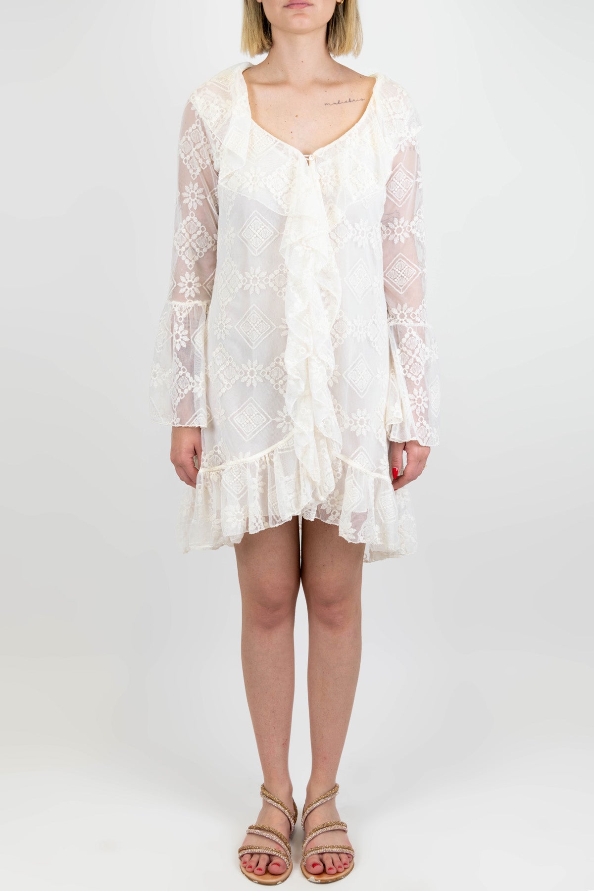 Tensione in - Abito corto in pizzo e crochet con manica lunga e rouches lungo il profilo