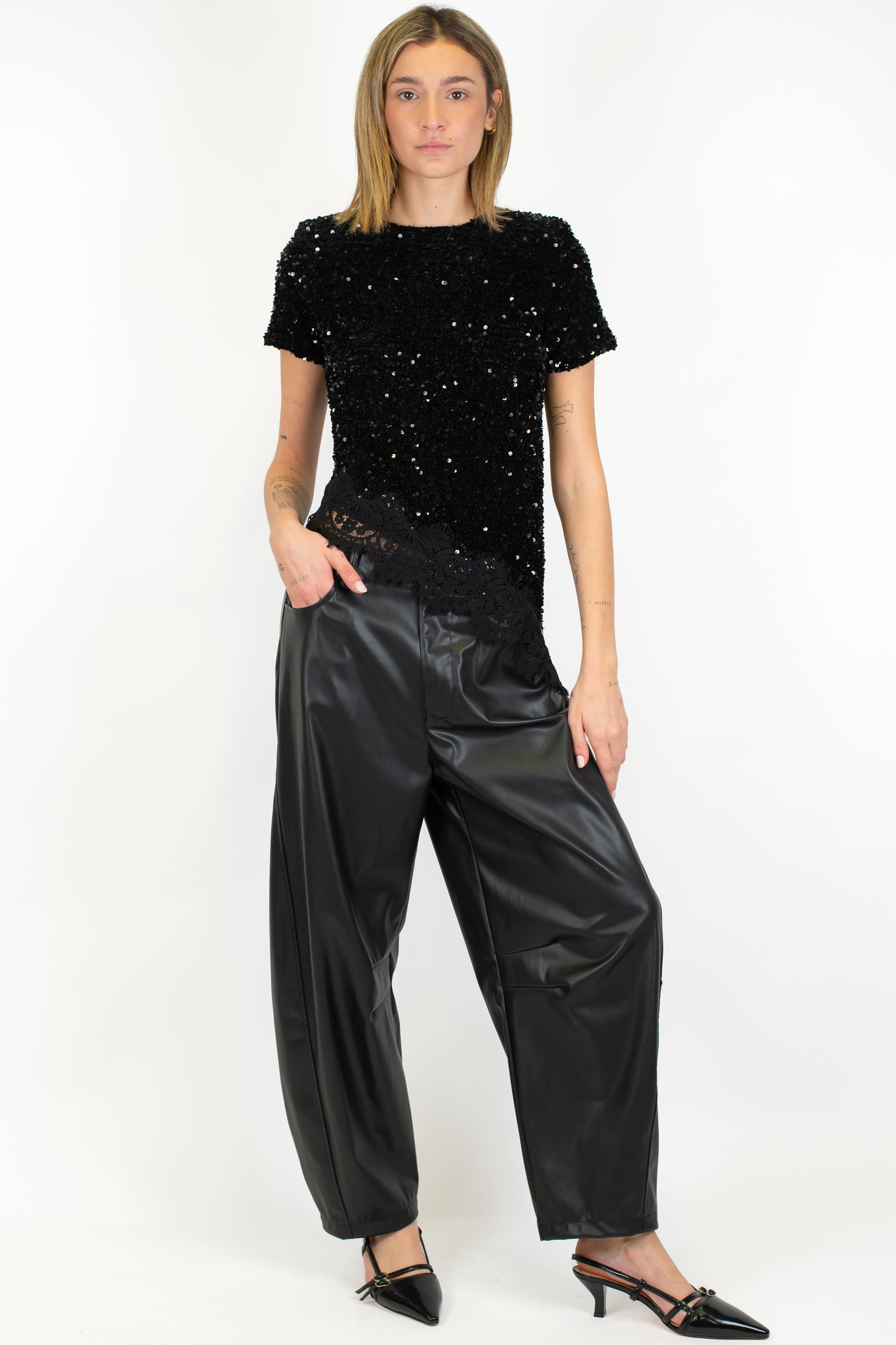 Motel - T-shirt paillettes con fondo asimmetrico in pizzo e bottoncino sul retro