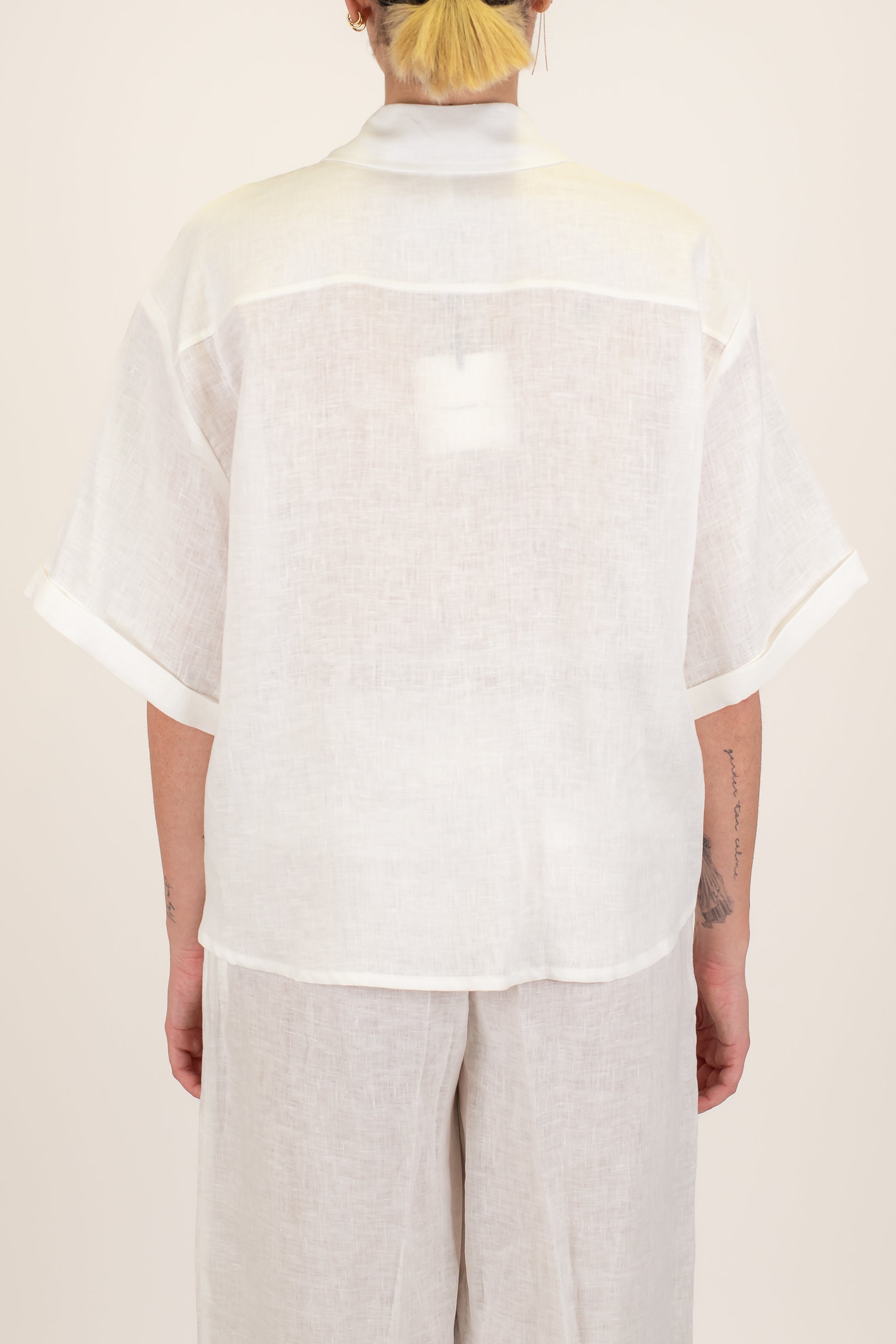 Tensione in - Camicia over merzzamanica in puro lino con tascone