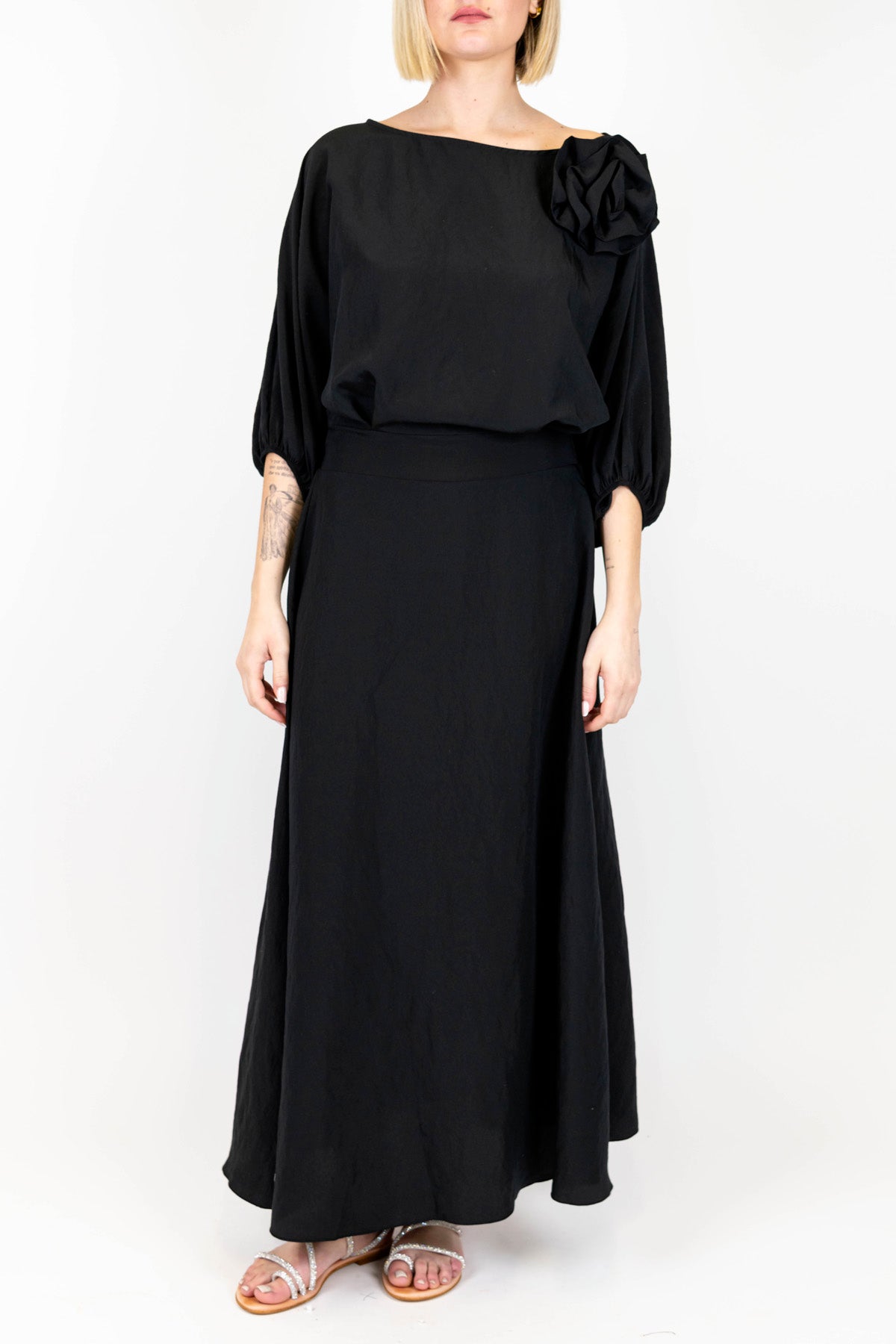 Motel - Abito lungo scollo a barca in modal con spilla fiore e manica tre quarti