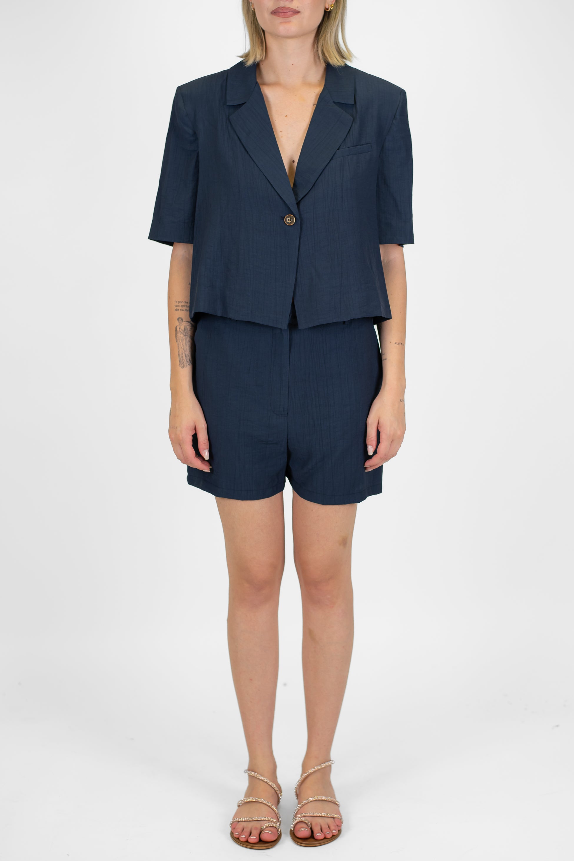 Tensione in - Coordinato in viscosa leggera con giacca crop sfoderata mezzamanica e bermuda