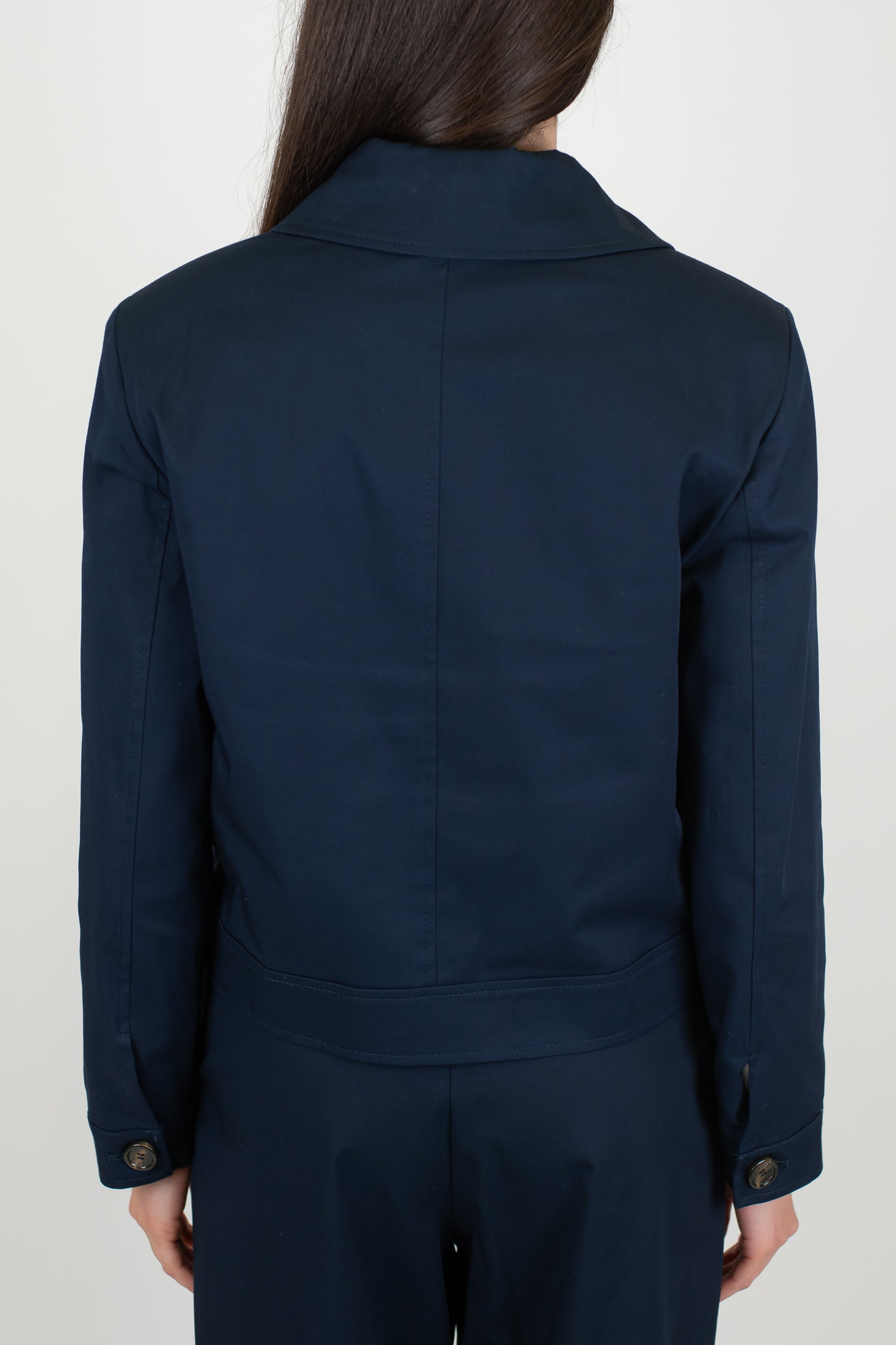 Tensione in - Trench crop con chiusura bottoni