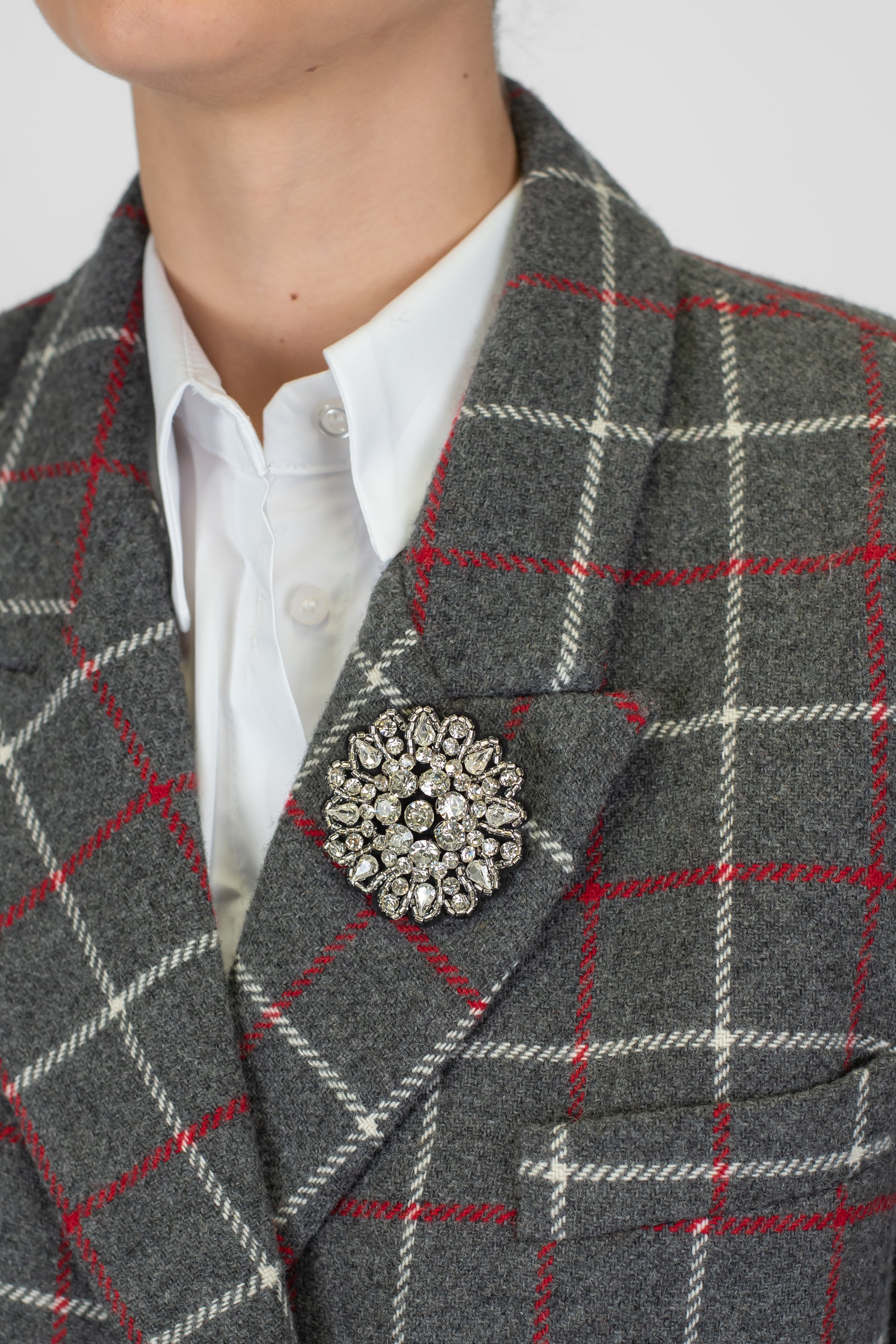 Tensione in - Giacca doppiopetto crop fantasia check in misto lana con spalline e spilla gioiello