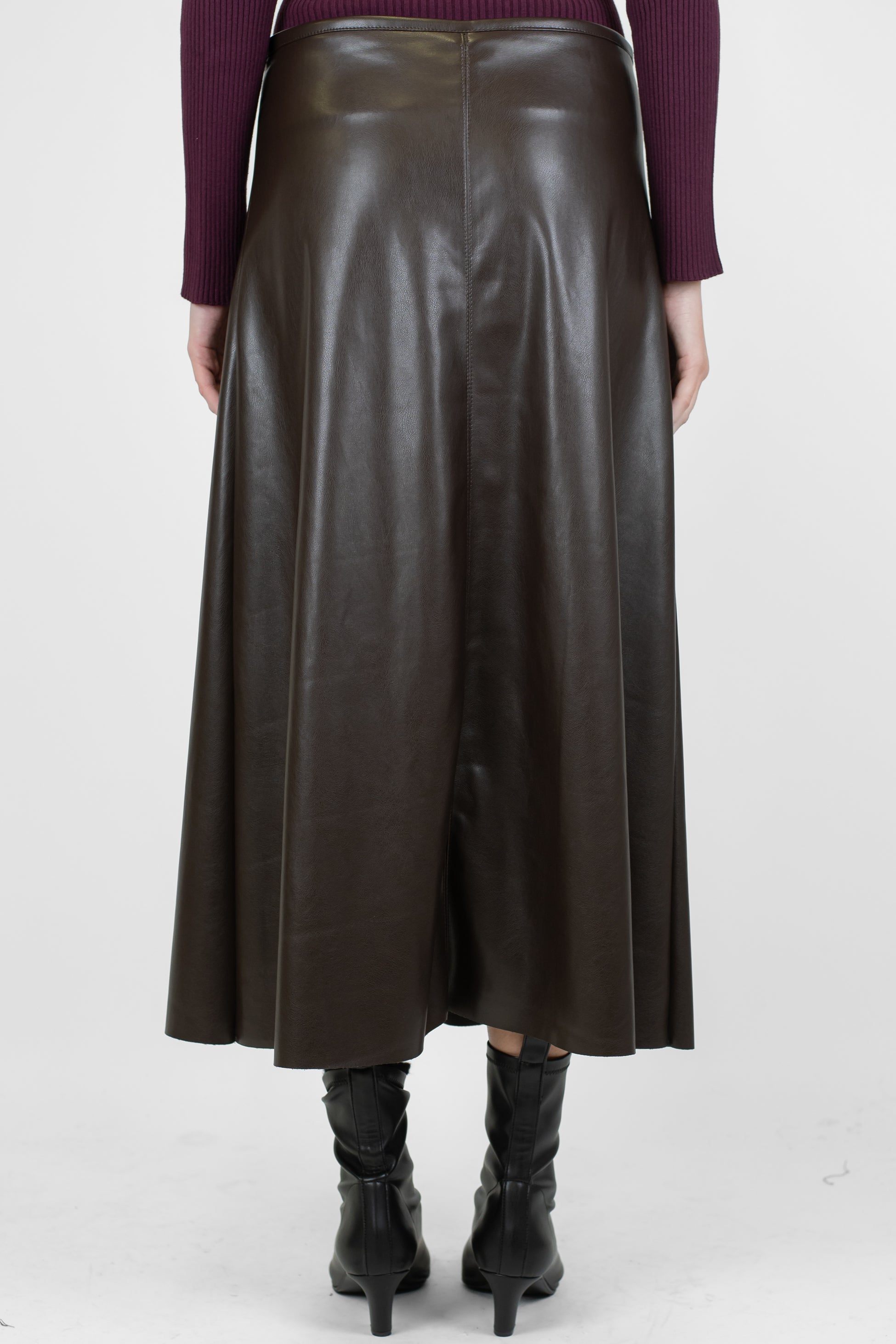 Tensione in - Gonna svasata in ecopelle con fondo a taglio vivo
