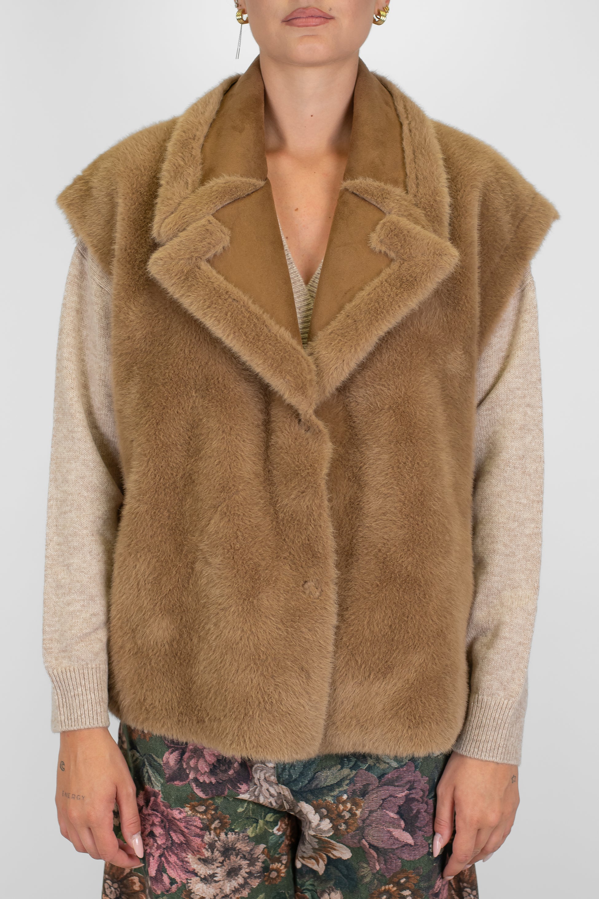 Tensione in - Ecopelliccia giromaniche con rever a lancia e chiusura a scomparsa