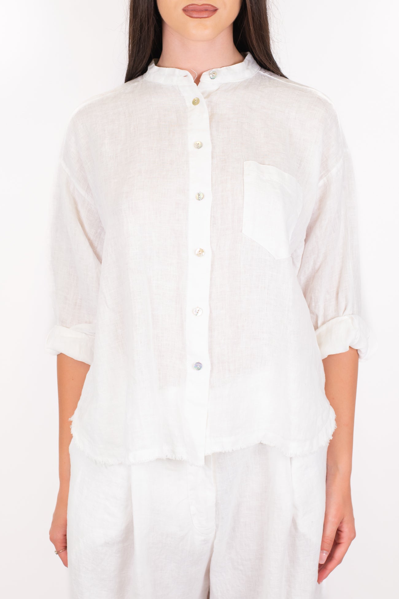 Tensione in - Camicia in puro lino con collo coreano e taschino