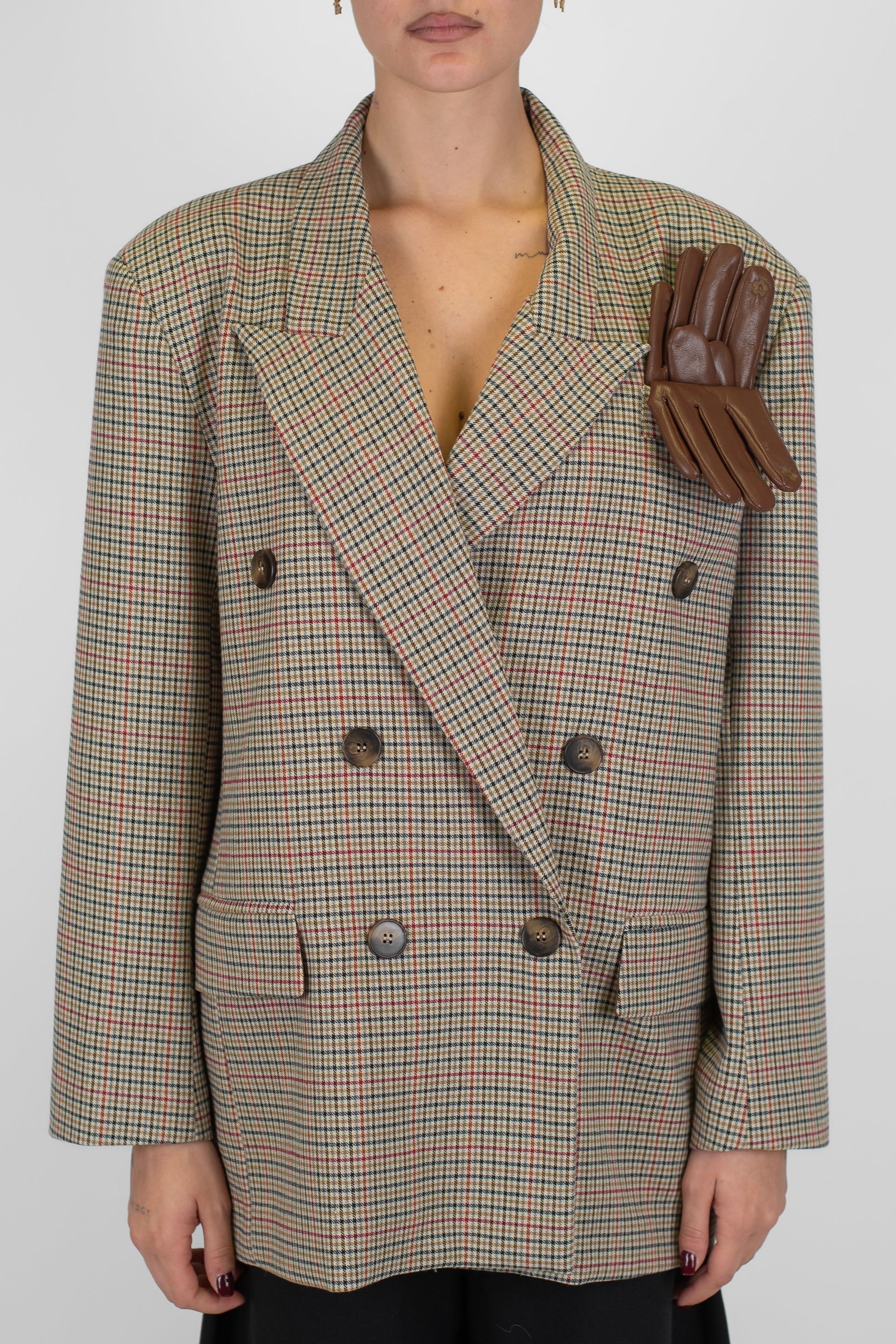 Tensione in - Giacca doppiopetto microfantasia quadri con rever ampio a lancia, spalline e guanti
