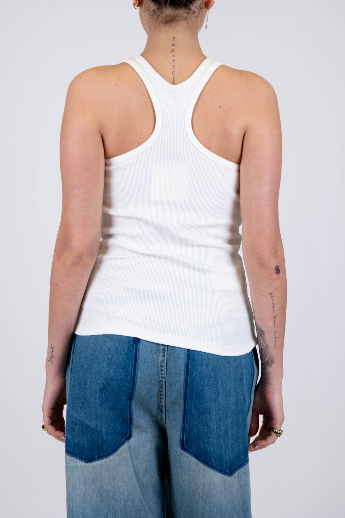 Tensione in - Canotta decorata con spille ciliegie