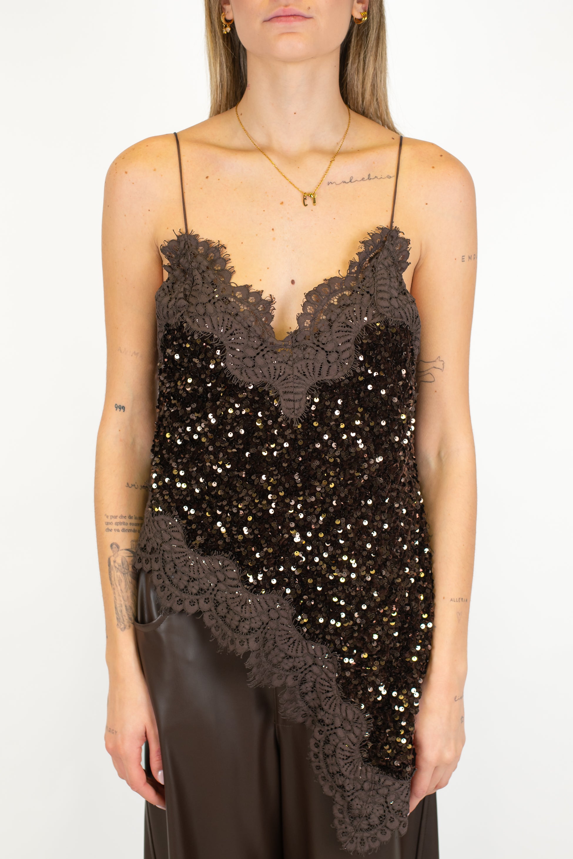 Tensione in - Top paillettes asimmetrico con orli in pizzo