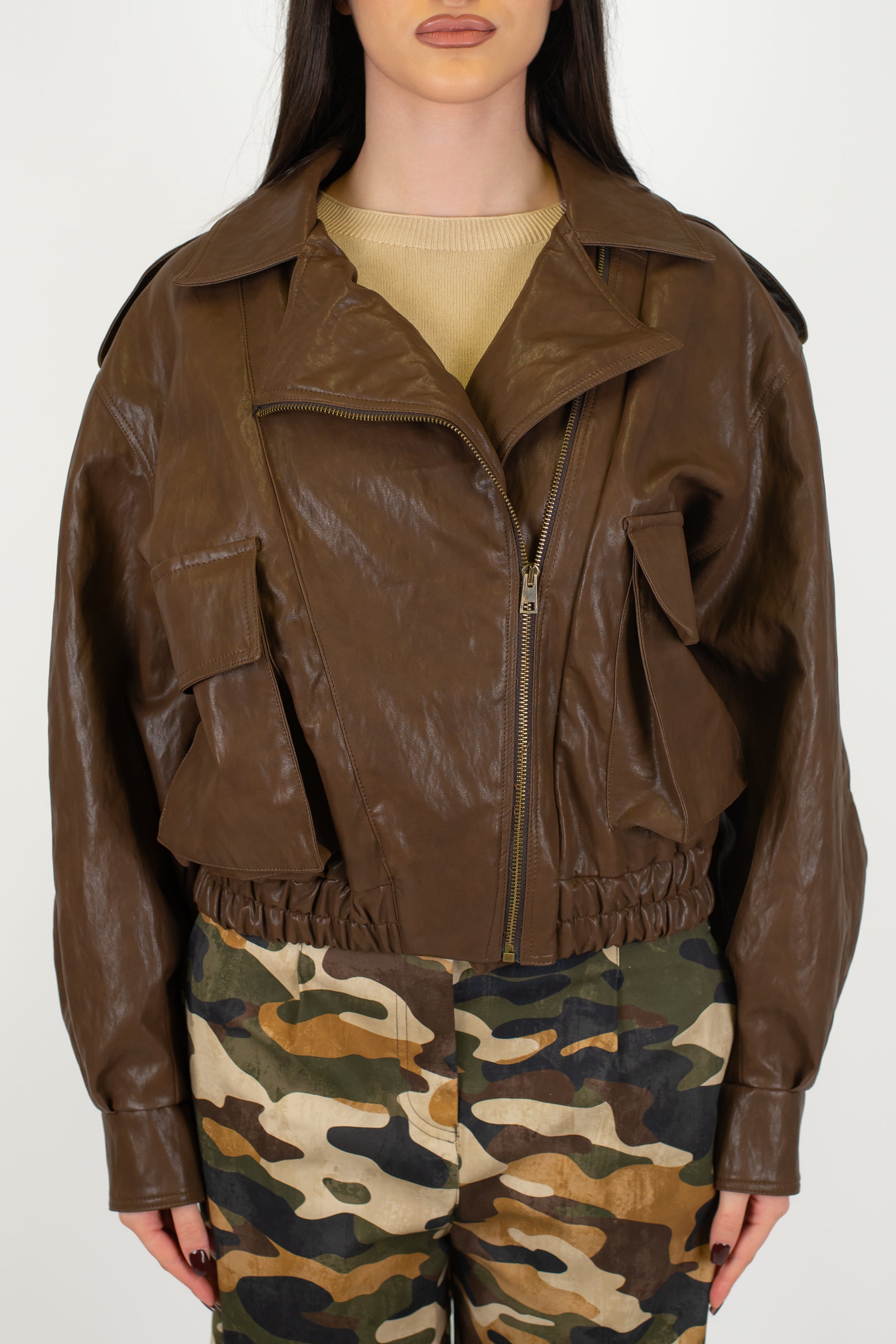 Tensione in - Bomber in ecopelle con tasconi laterali ed elastico sul fondo