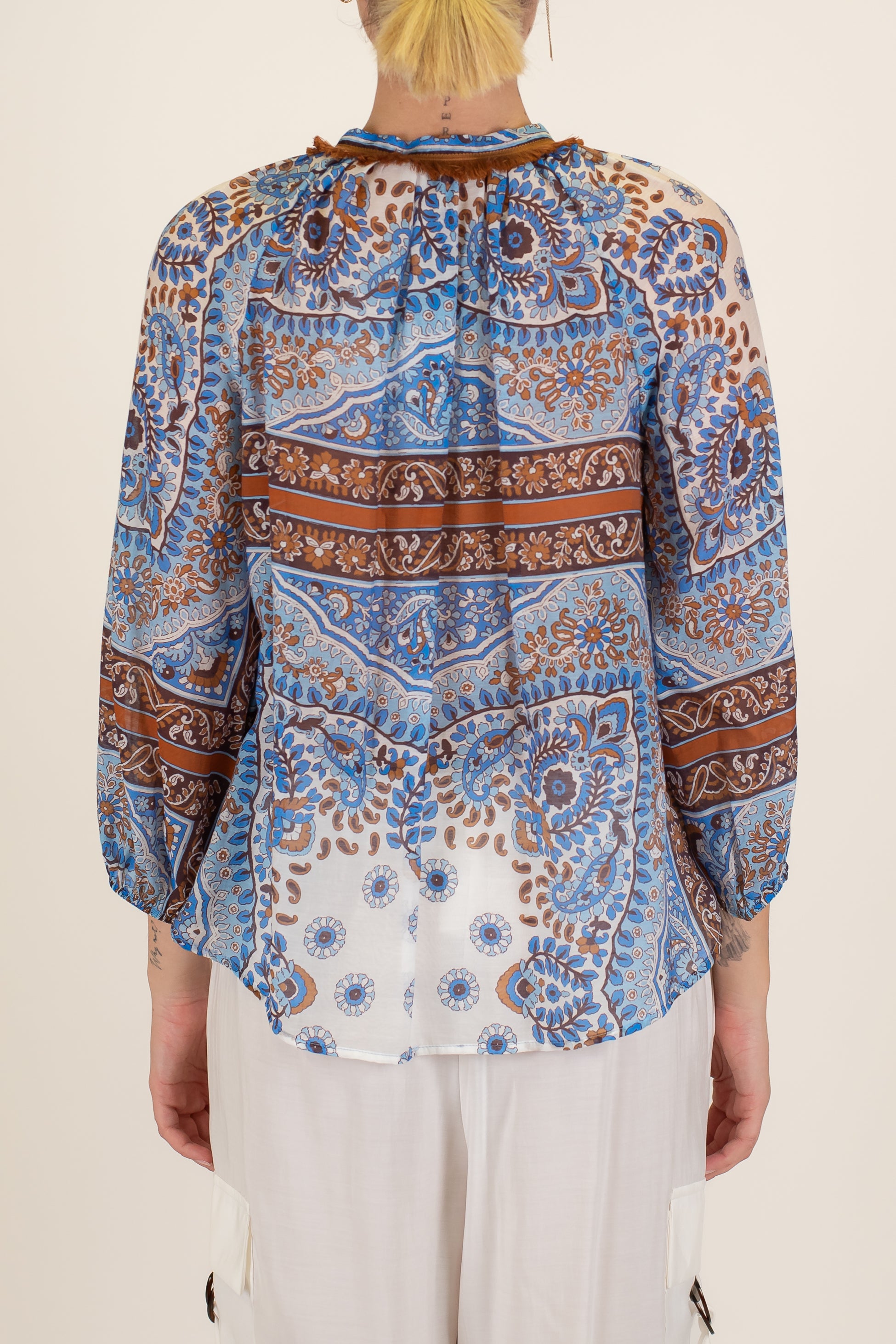 Motel - Blusa fantasia astratta in lyocell con scollo a V e nappine lungo il profilo