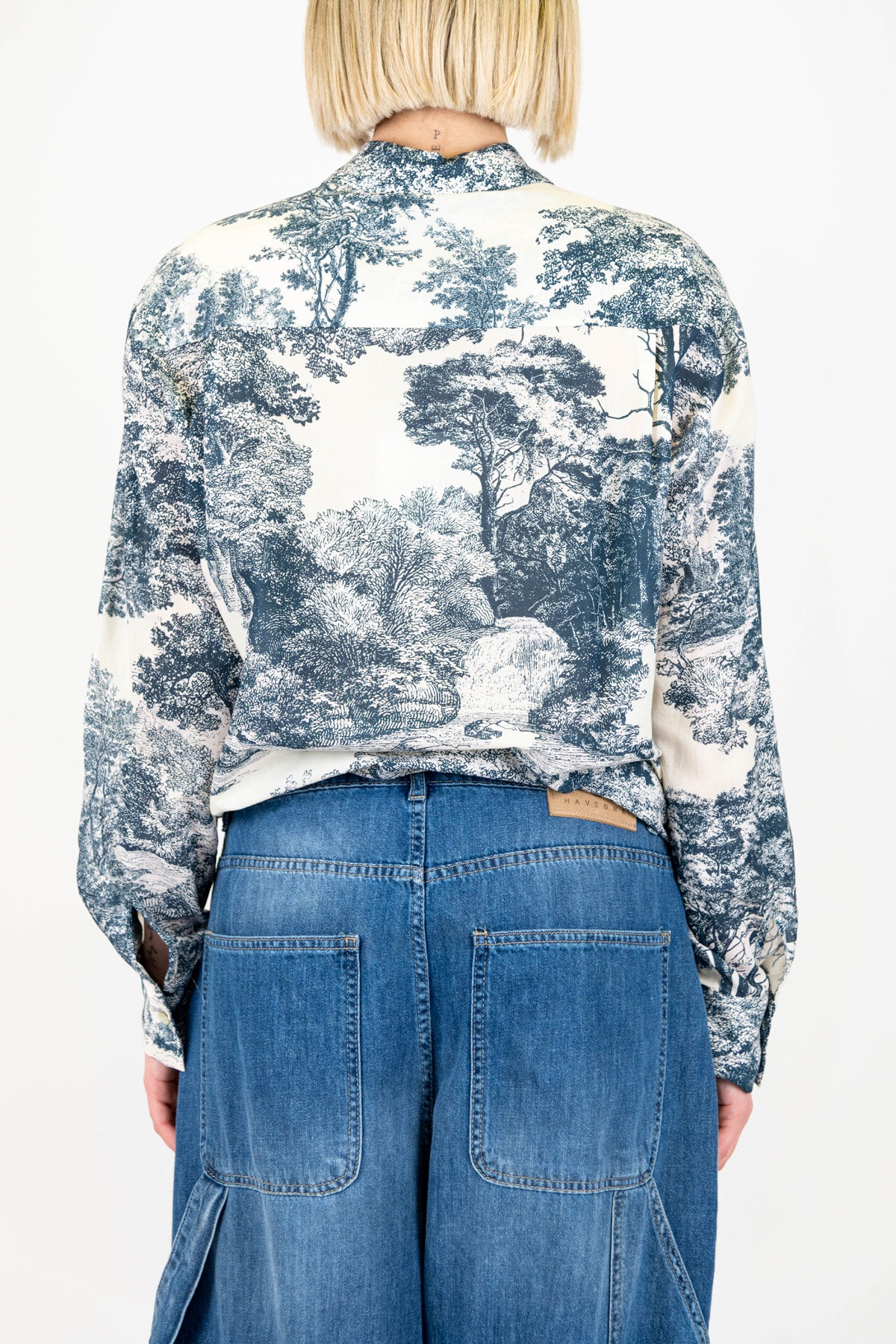 Tensione in - Camicia fantasia toile de jouy in mussola di cotone con nodo sul fondo