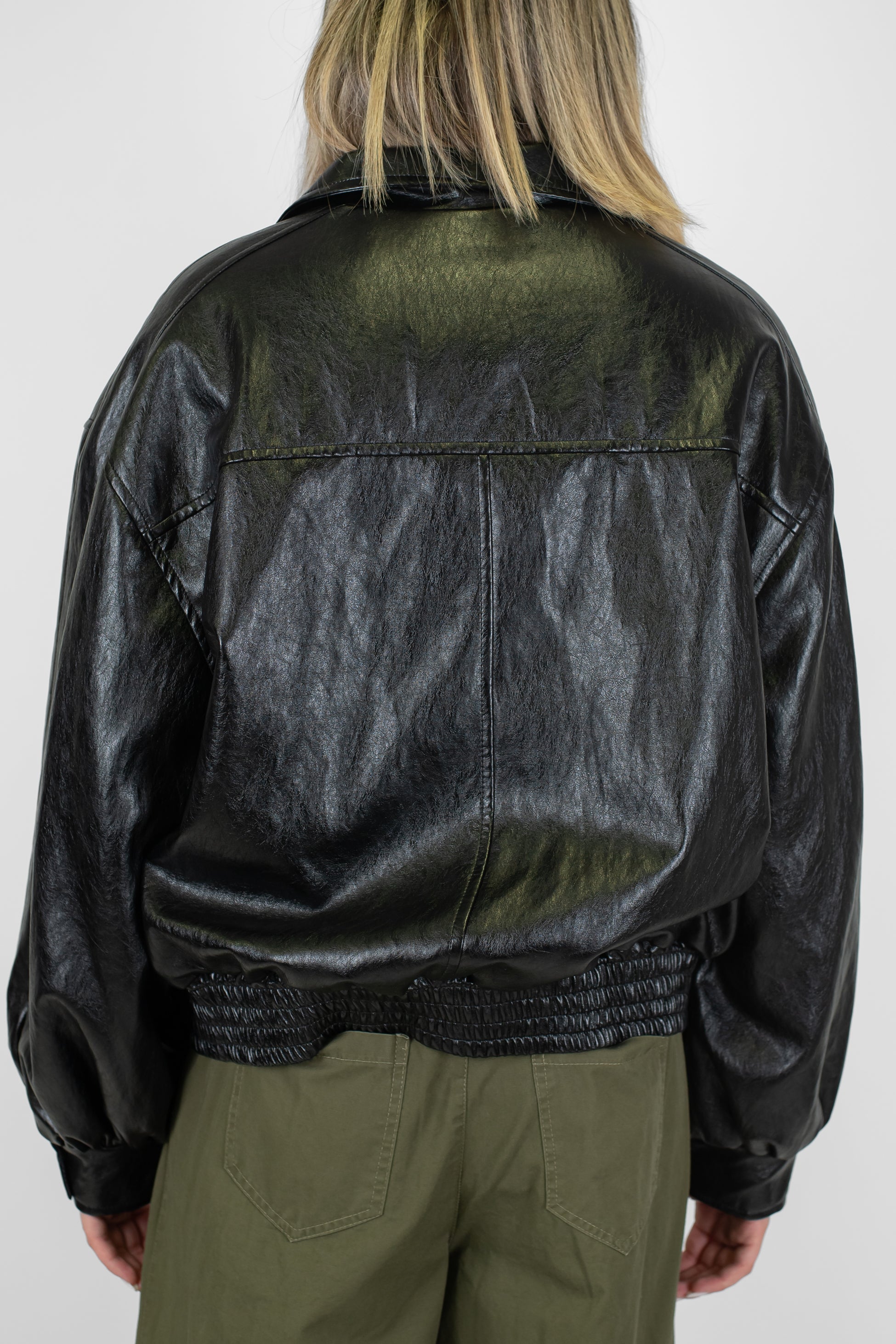 Tensione in - Bomber in ecopelle lucida con tasconi frontali e chiusura zip