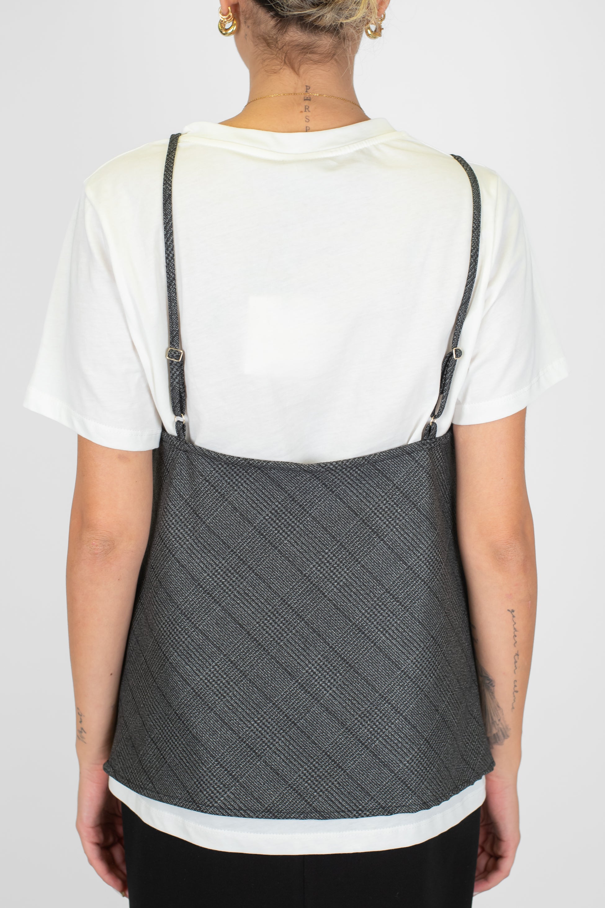 Tensione in - T-shirt con top scollo a V fantasia spigata e orli in pizzo