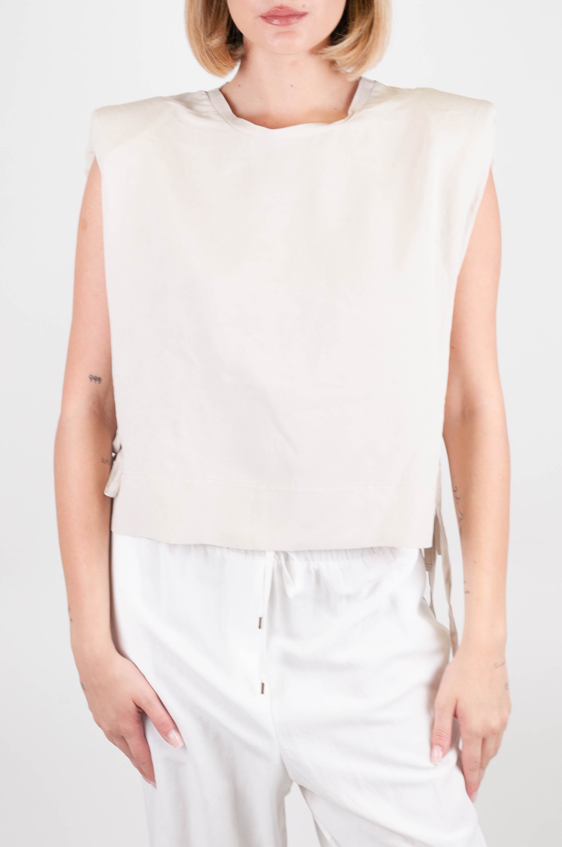 Tensione in - Top in misto lino con spalline e fiocchi laterali