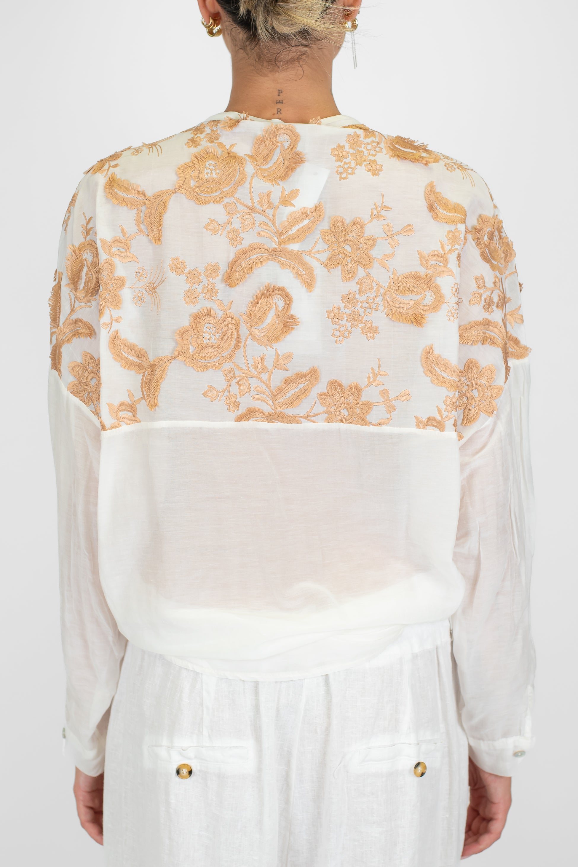 Motel - Camicia in misto seta con ricami a rilievo a contrasto e collo coreano