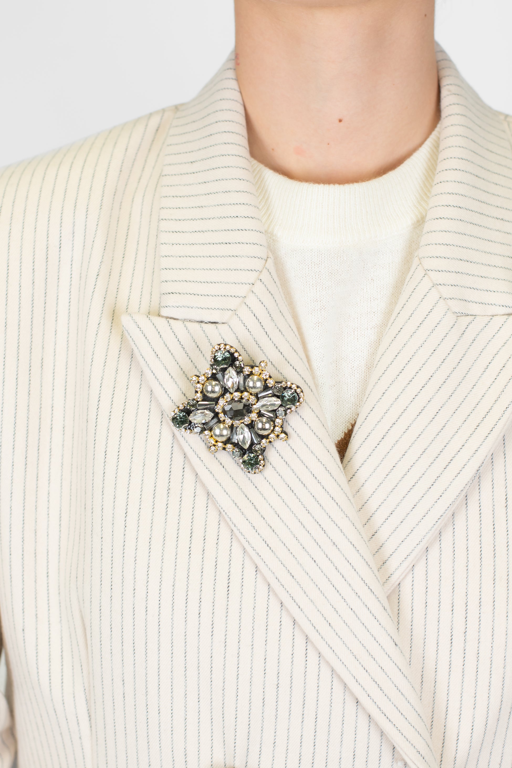 Motel - Giacca doppiopetto gessata con orli in pizzo e spilla gioiello