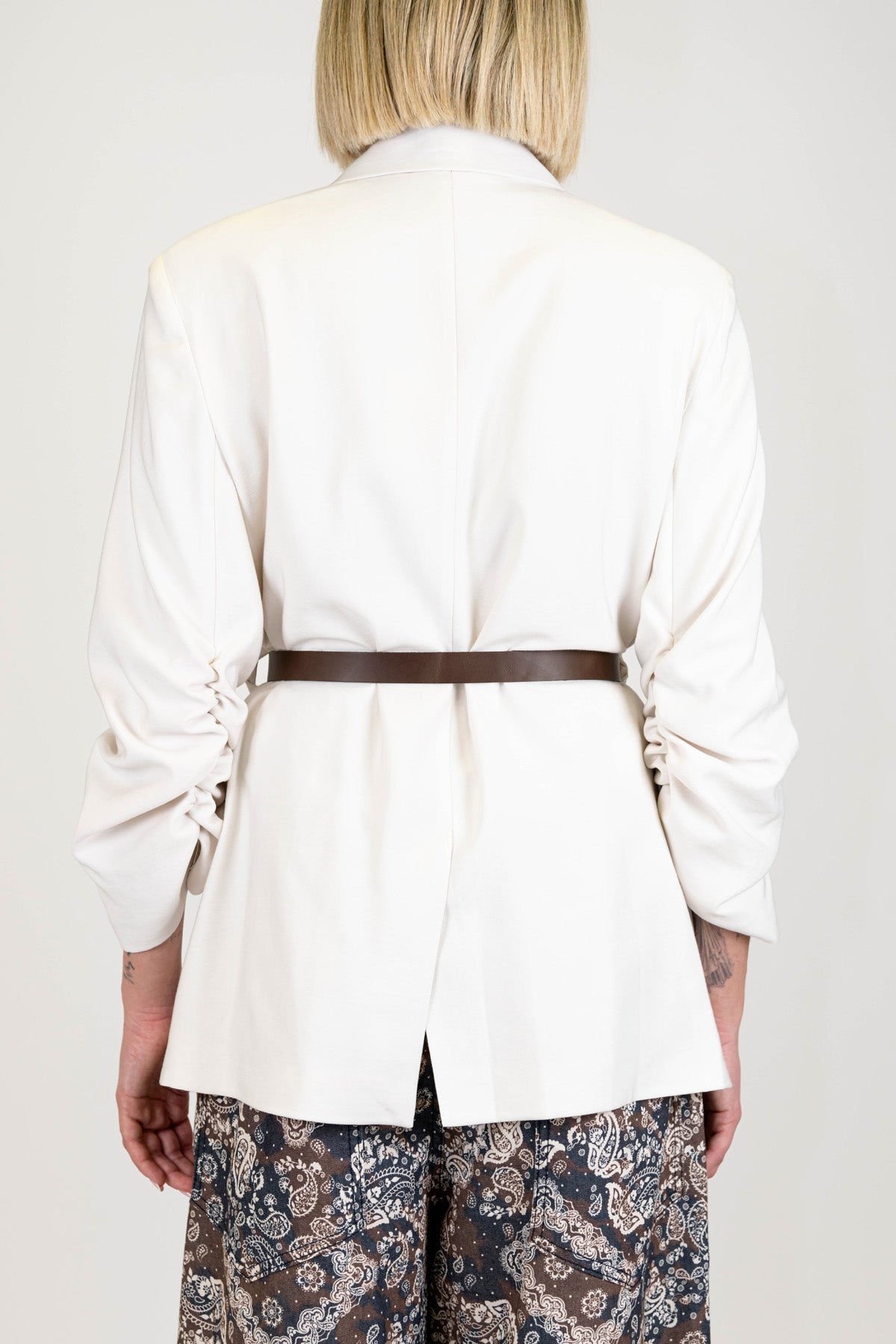 Tensione in - Giacca priva di bottone con cintura e manica arricciata