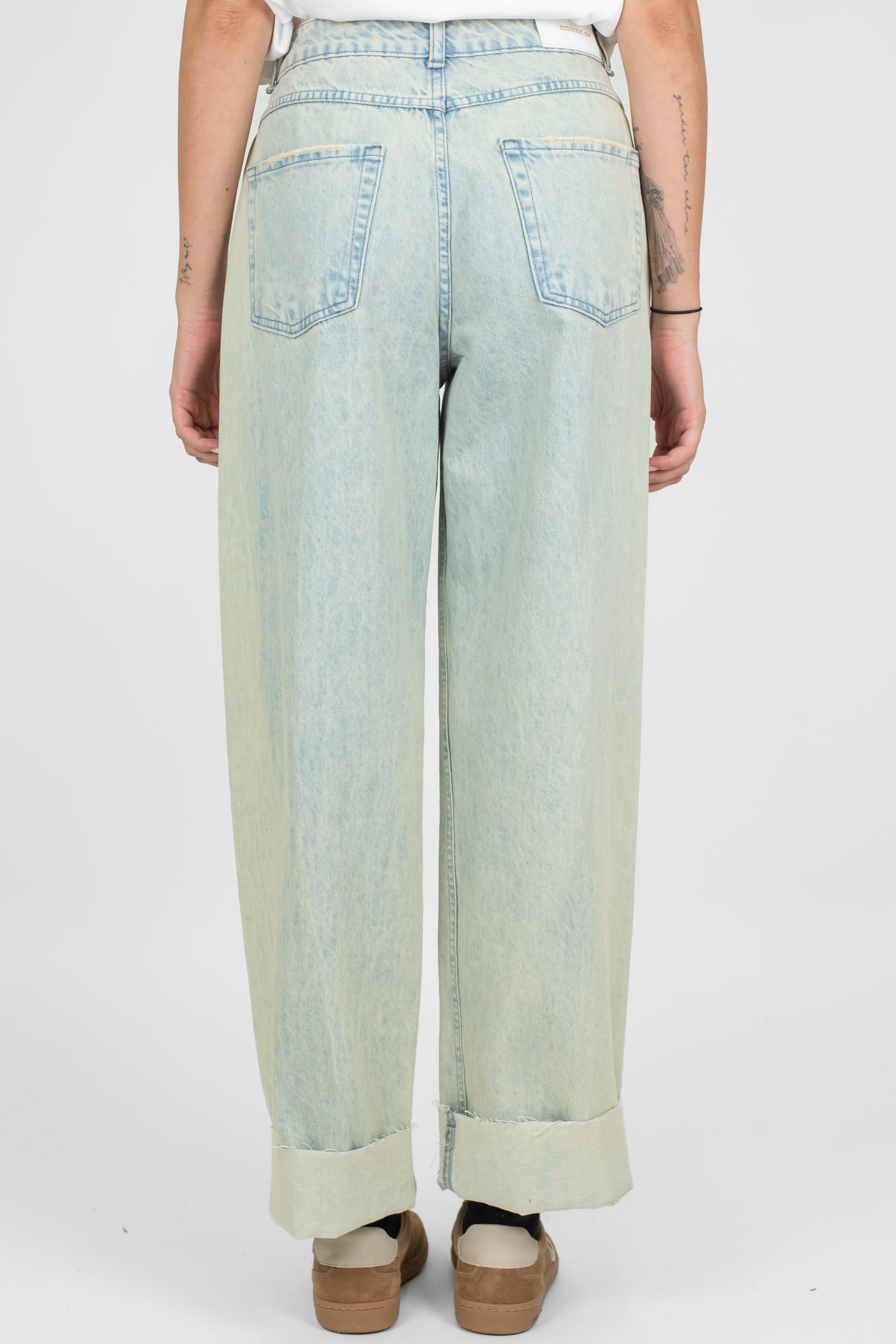 Tensione in - Jeans regular lavaggio sabbiato con risvolto ampio taglio vivo