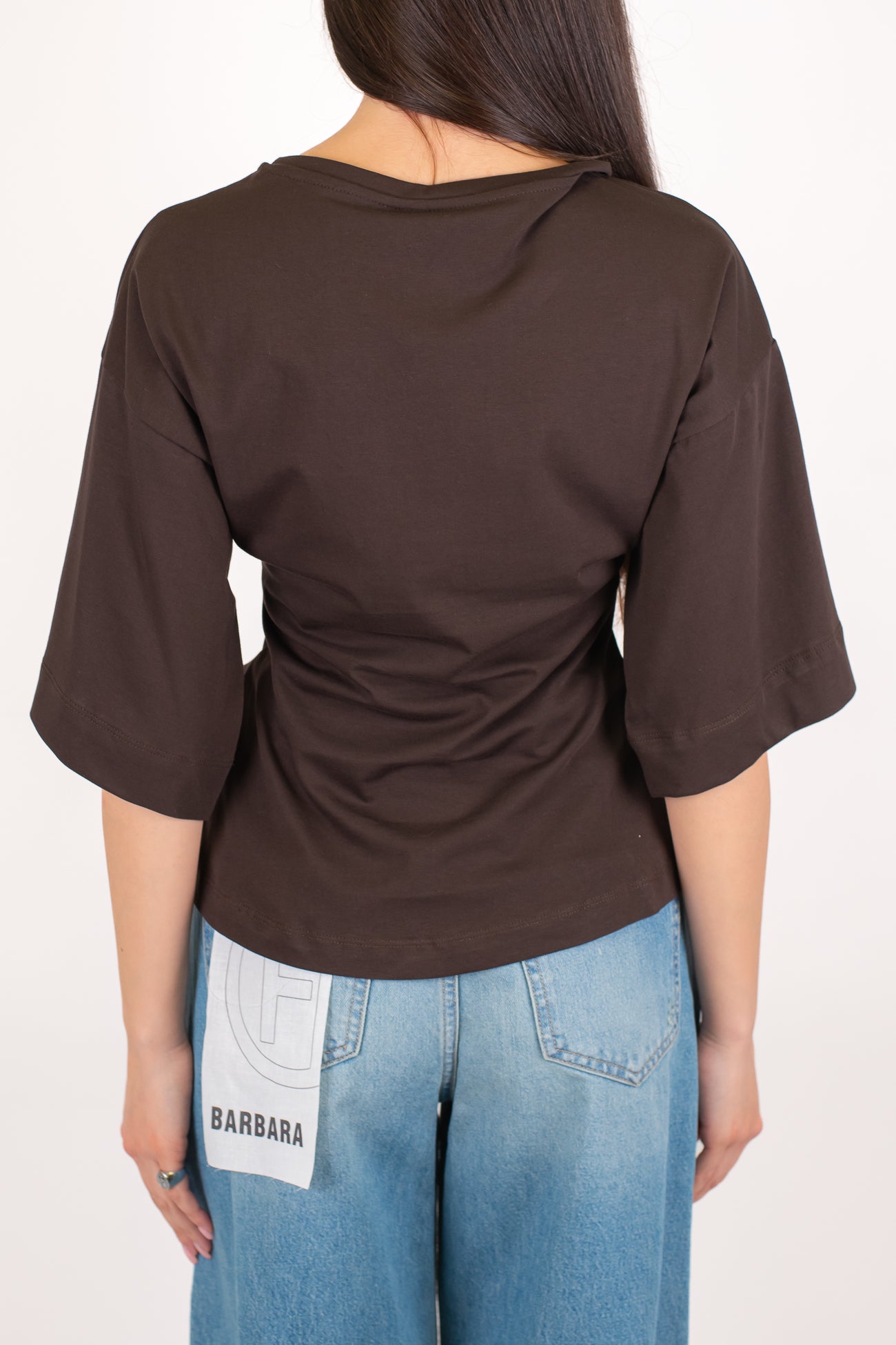 Tensione in - T-shirt con manica over e chiusura ganci centrale
