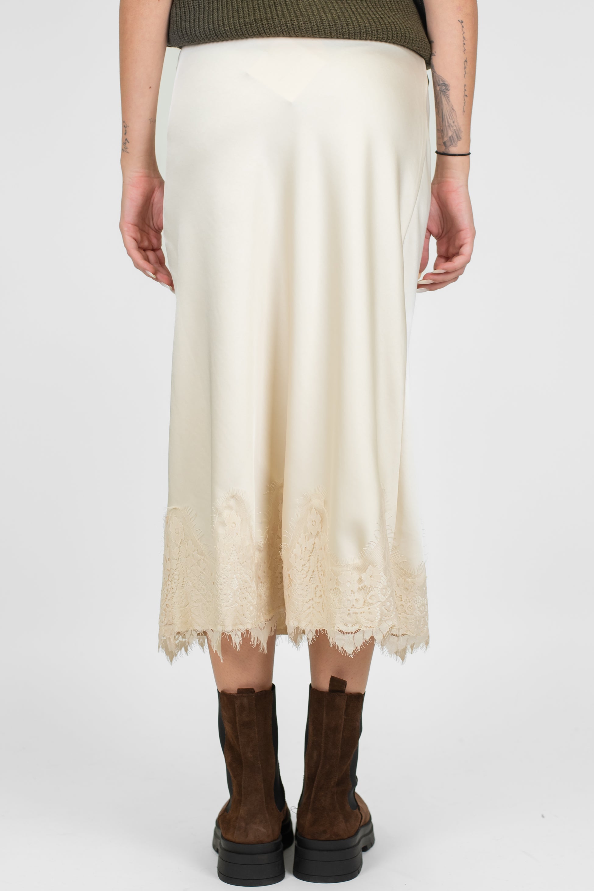 Tensione in - Gonna in satin con orlo in pizzo sul fondo