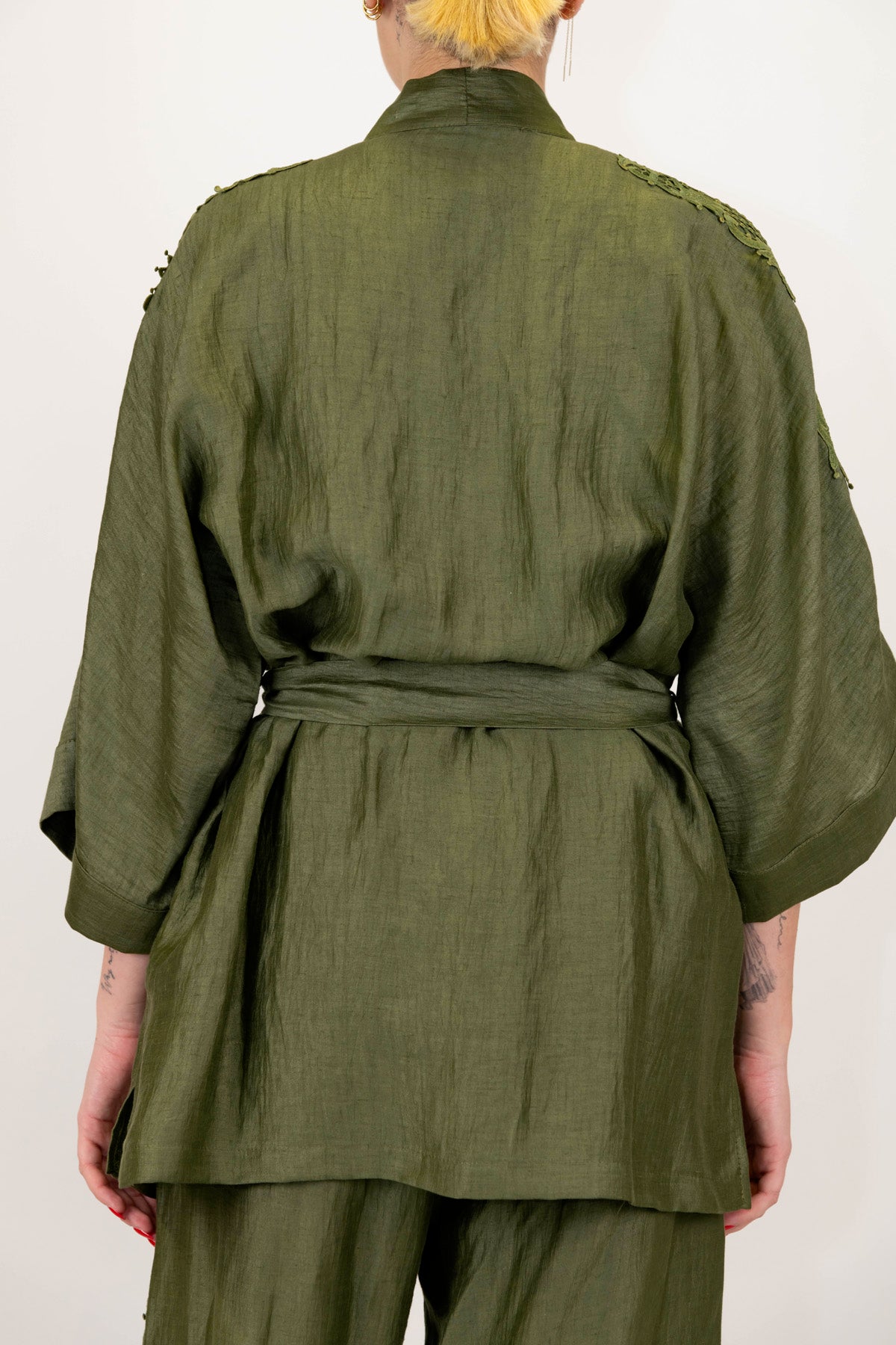 Maryley - Giacca kimono in lino con ricami sulle maniche e cintura in tessuto