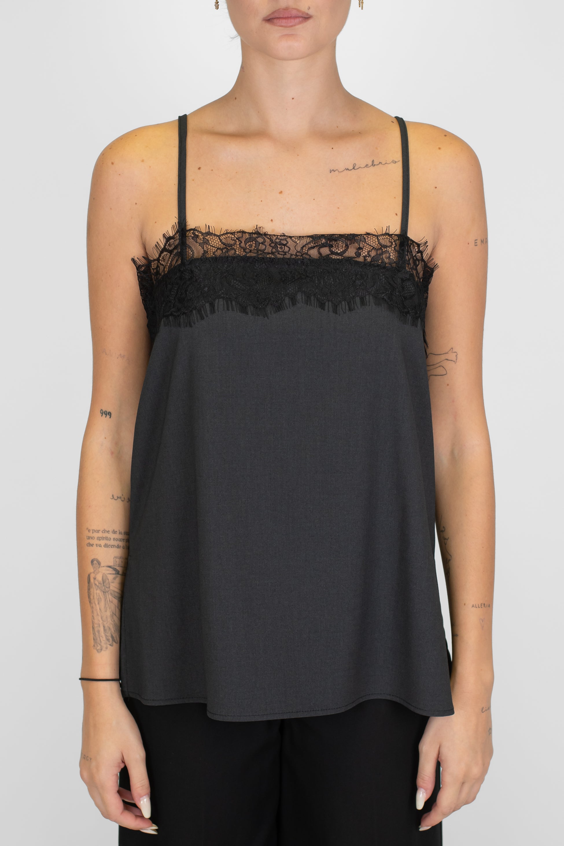 Tensione in - Top in satin con bretelline e orlo superiore in pizzo