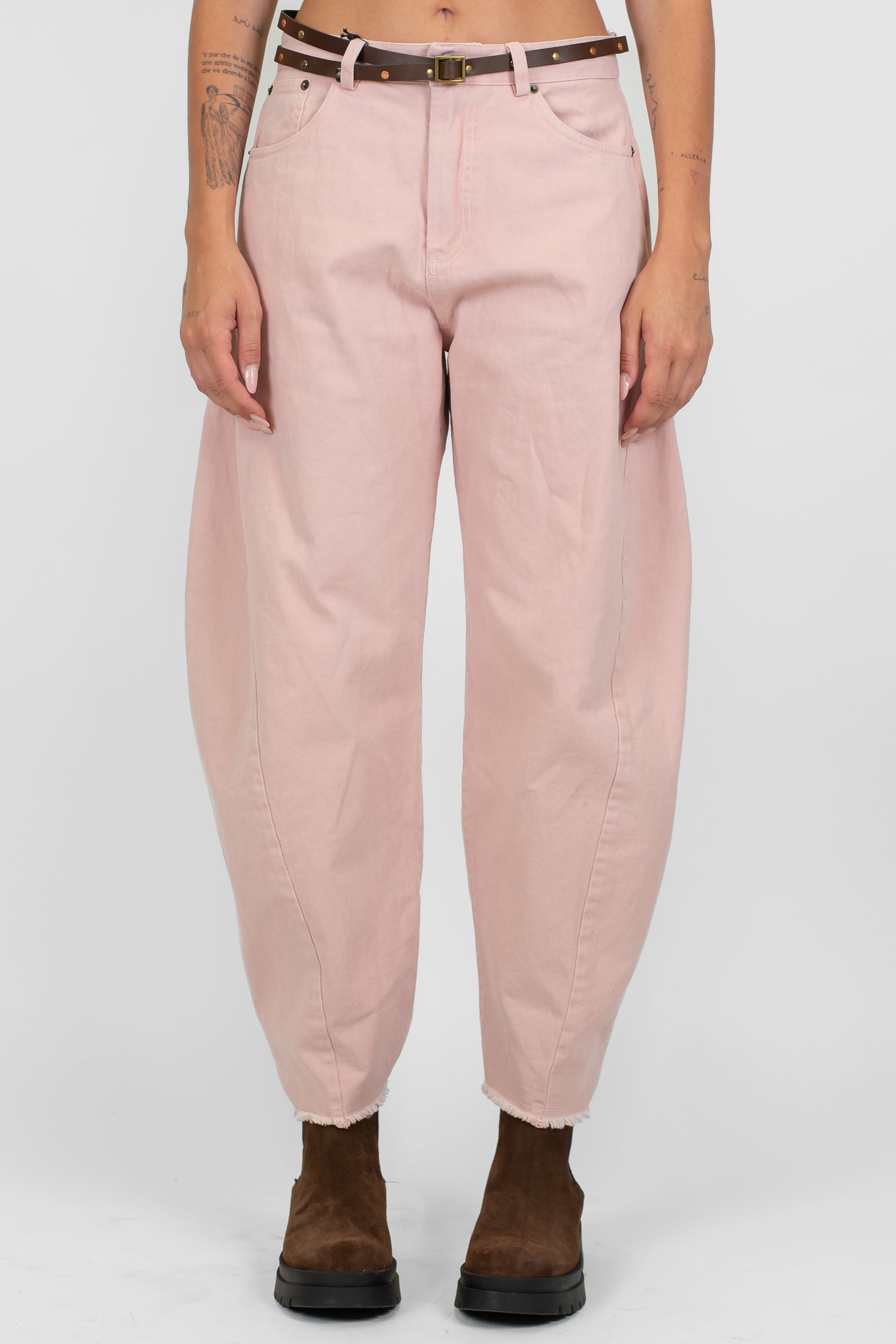 Tensione in - Pantalone balloon in denim colorato con fondo sfrangiato