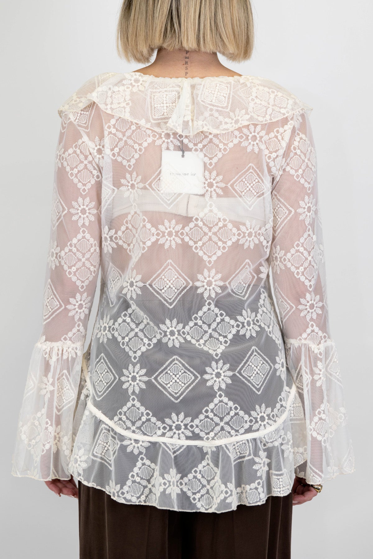 Tensione in - Camicia asimmetrica in pizzo con volant