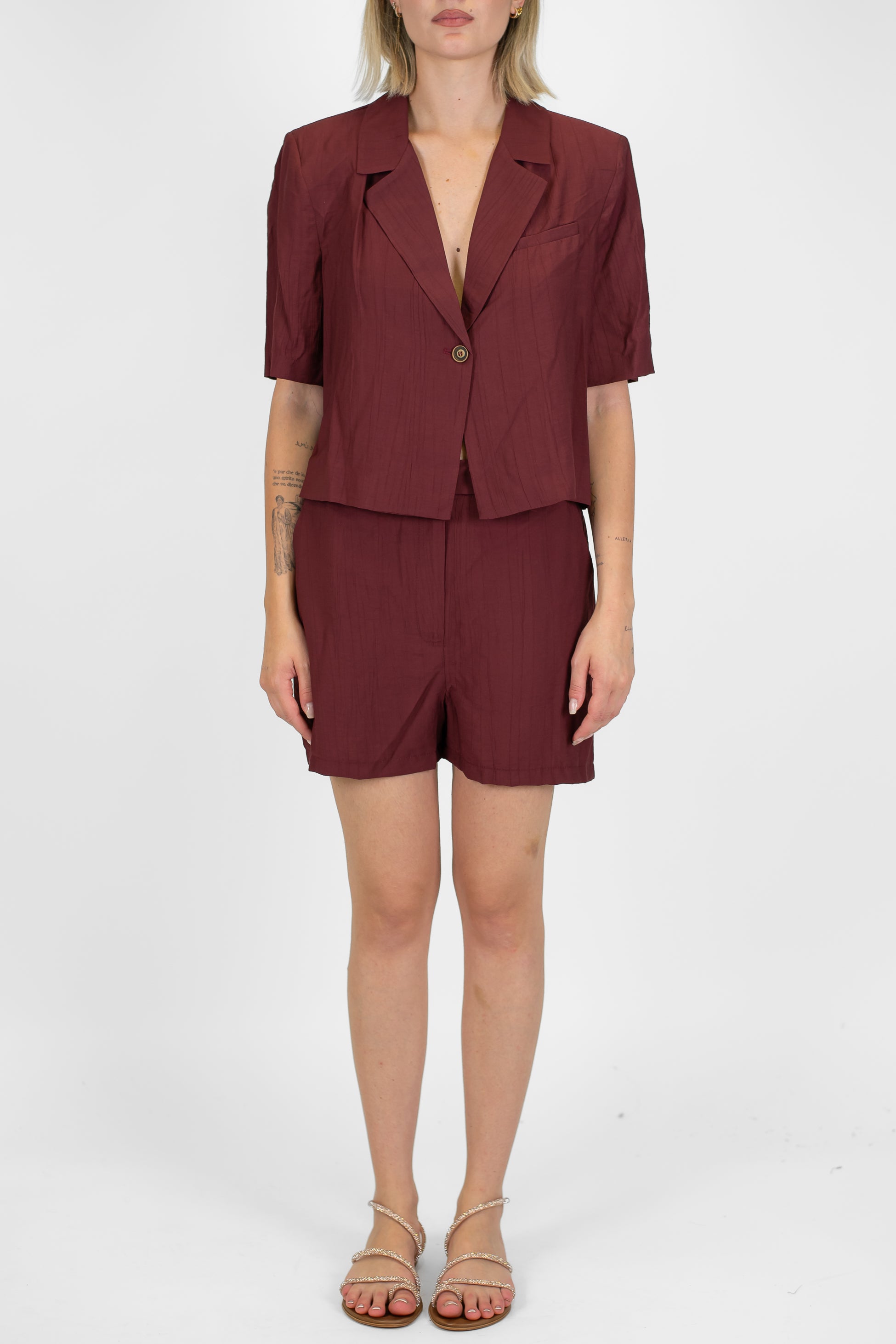 Tensione in - Coordinato in viscosa leggera con giacca crop sfoderata mezzamanica e bermuda