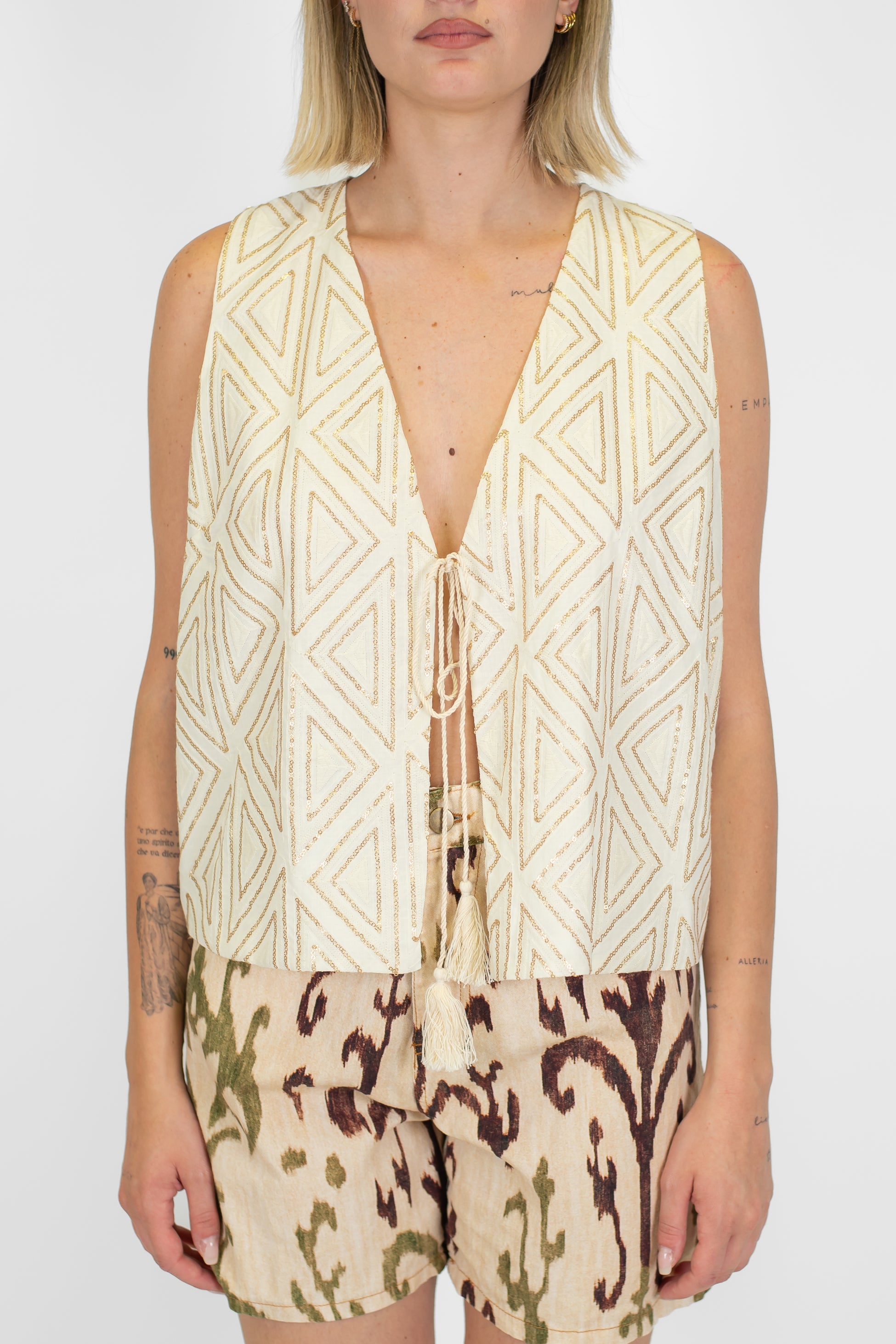 Tensione in - Gilet in cotone fantasia geometrica con chiusura laccetti