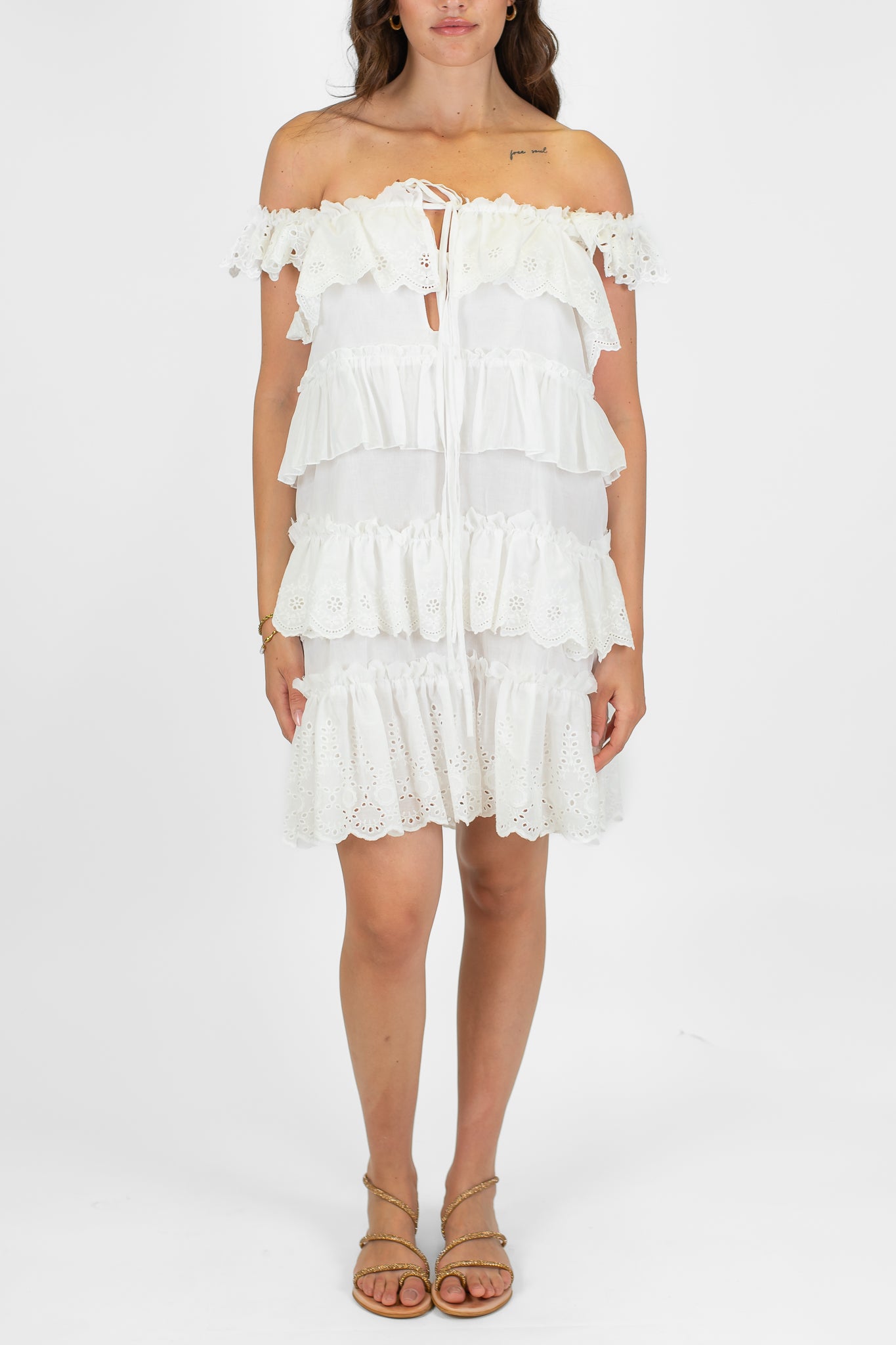 Tensione in - Abito corto scollo shiffer con balze in pizzo sangallo