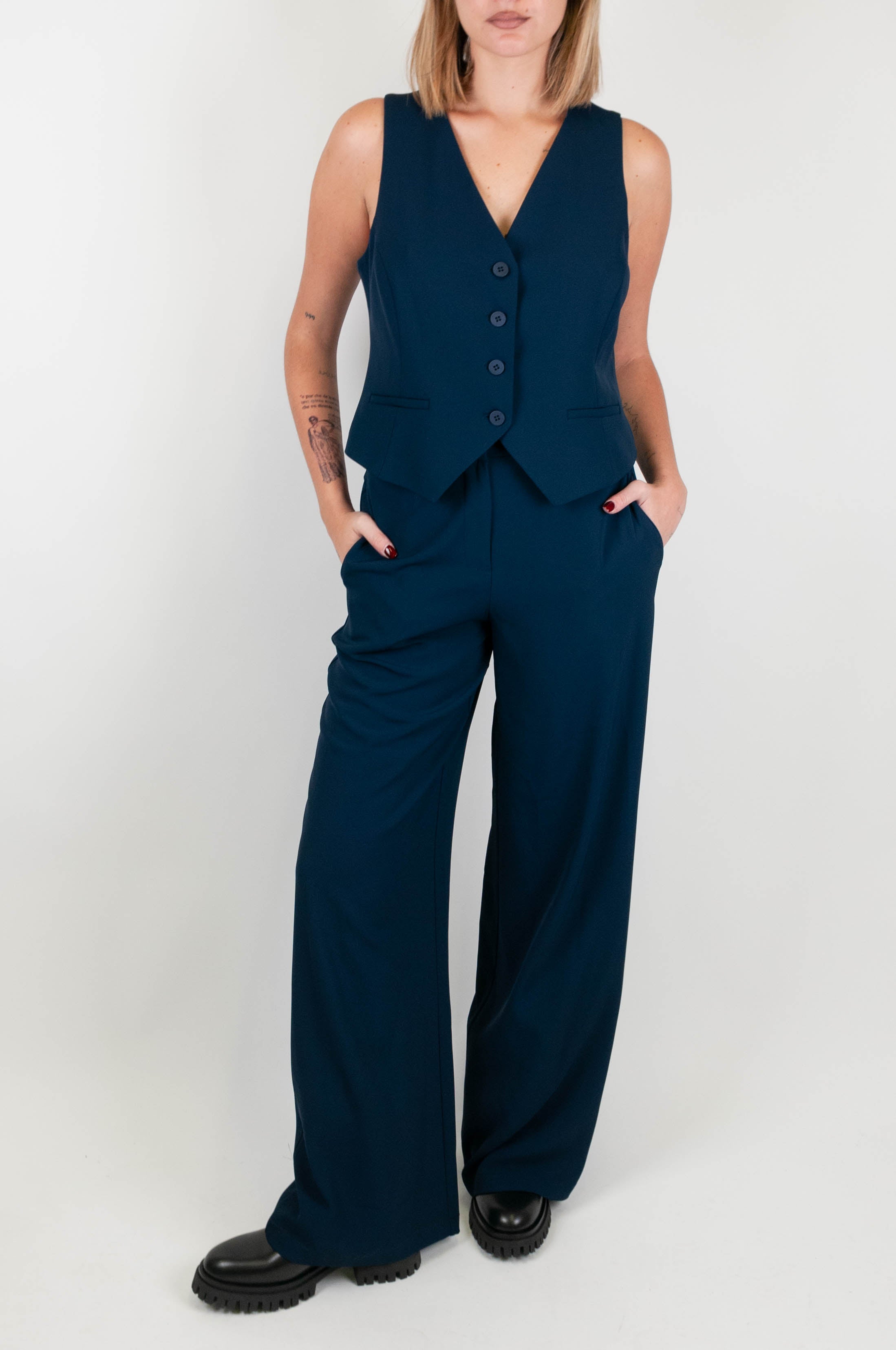 Tensione in - Coordinato gilet e pantalone palazzo in tessuto fluido con elastico sul retro