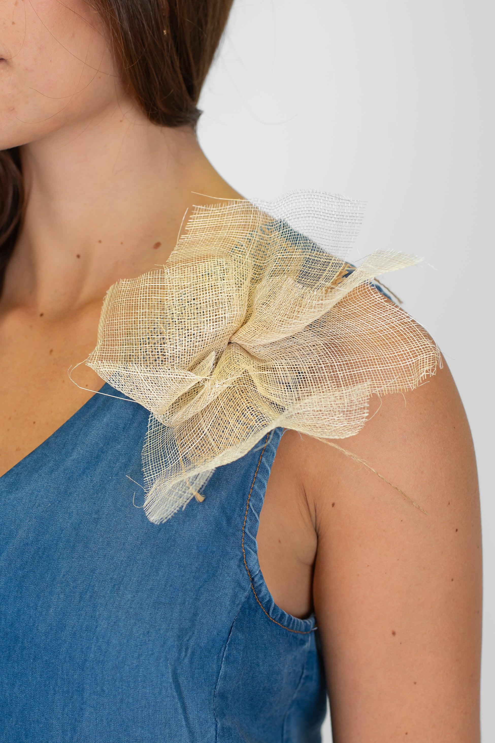 Motel - Gilet in lyocell con spilla fiore