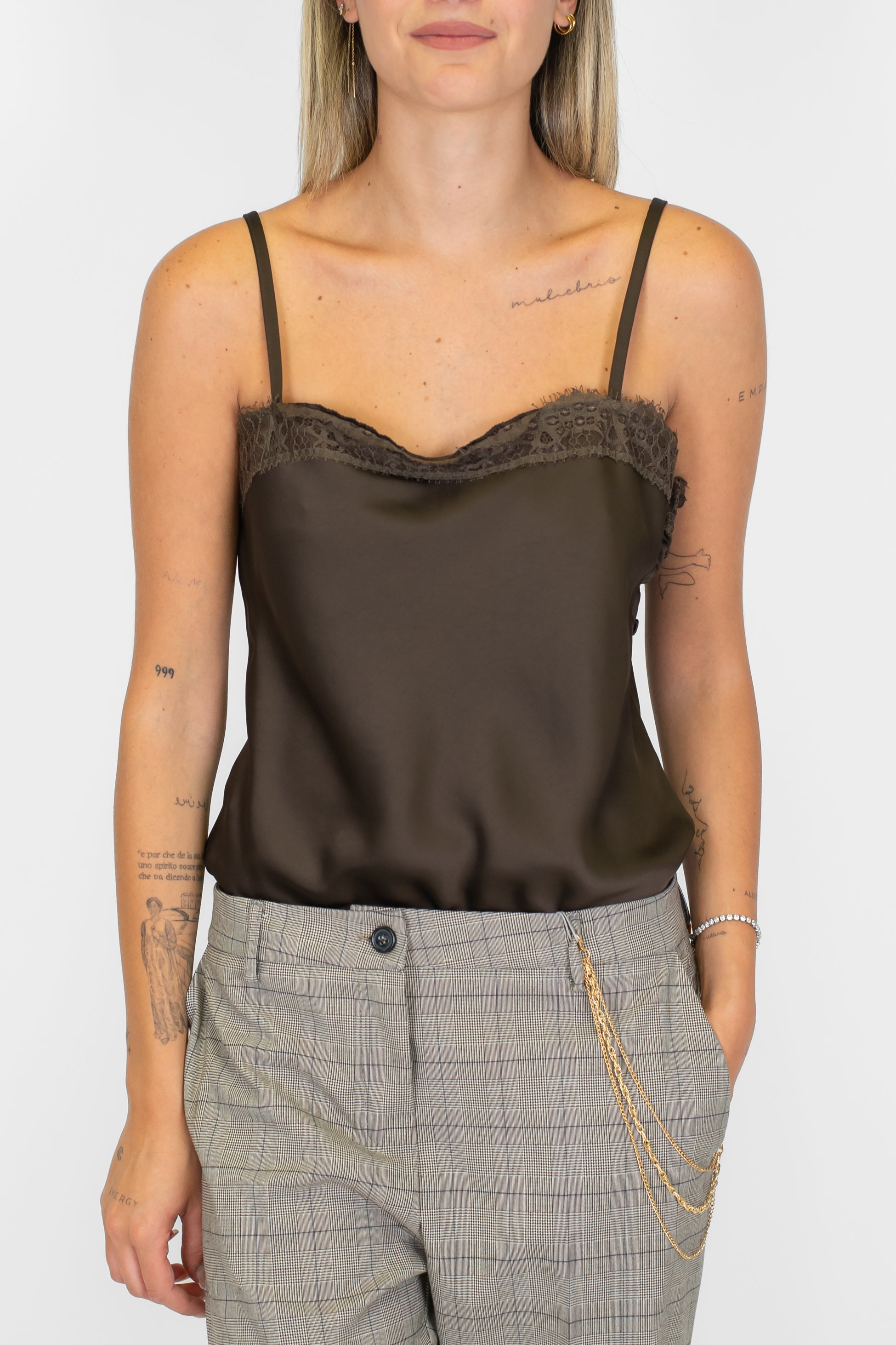 Tensione in - Top in satin con profilo in pizzo