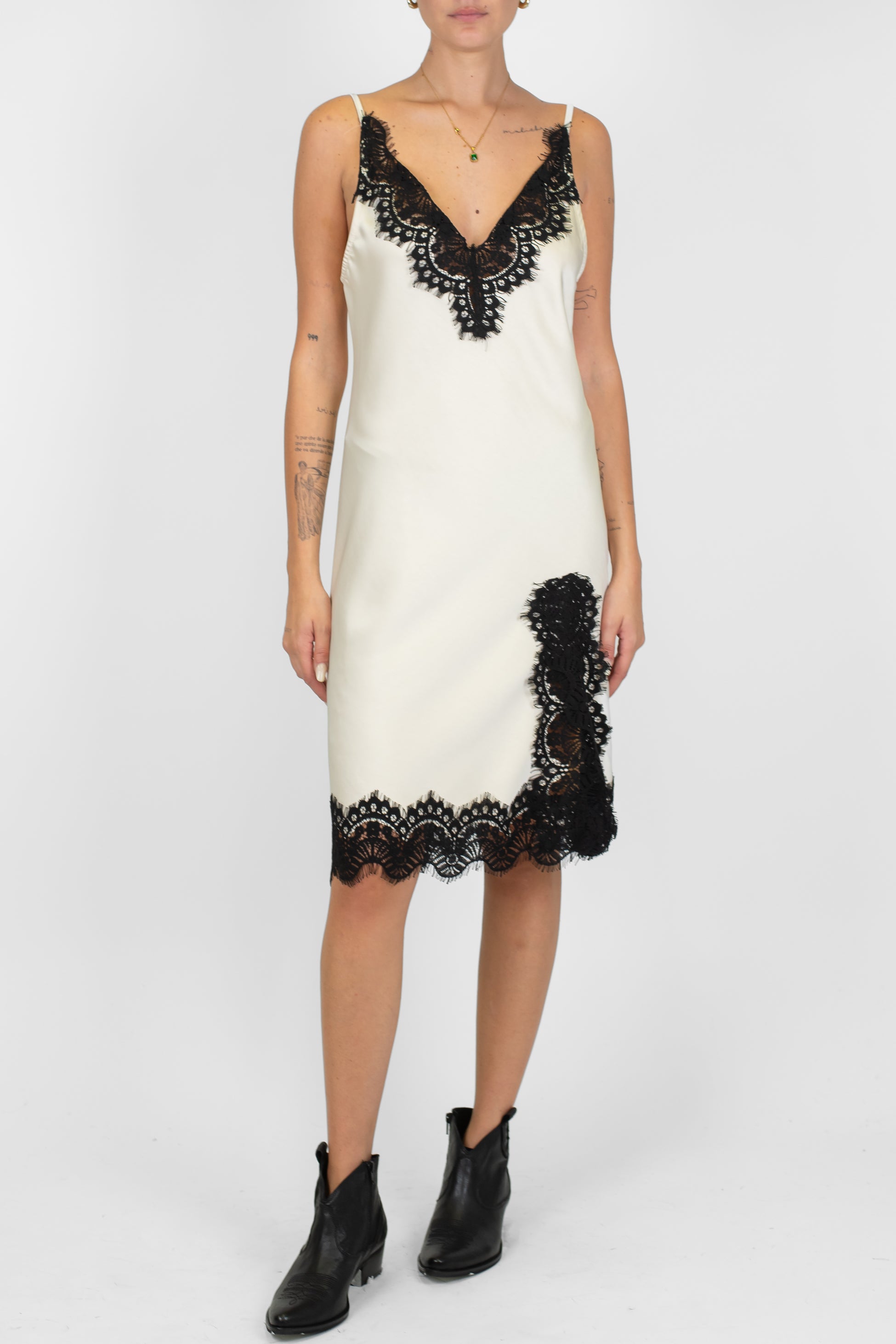 Tensione in - Abito corto in satin con scollo a V e orli in pizzo a contrasto