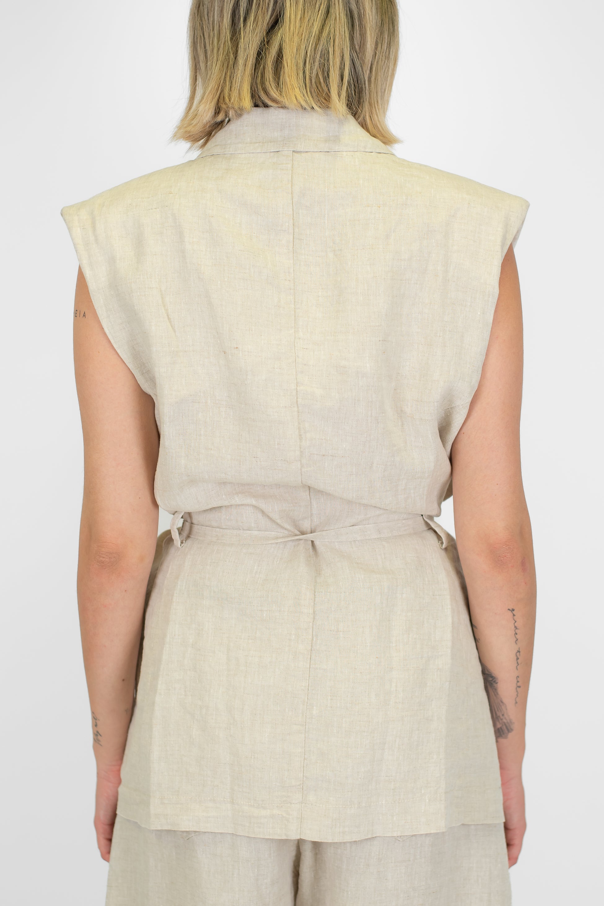 Tensione in - Giacca giromaniche in puro lino con spilla fiore